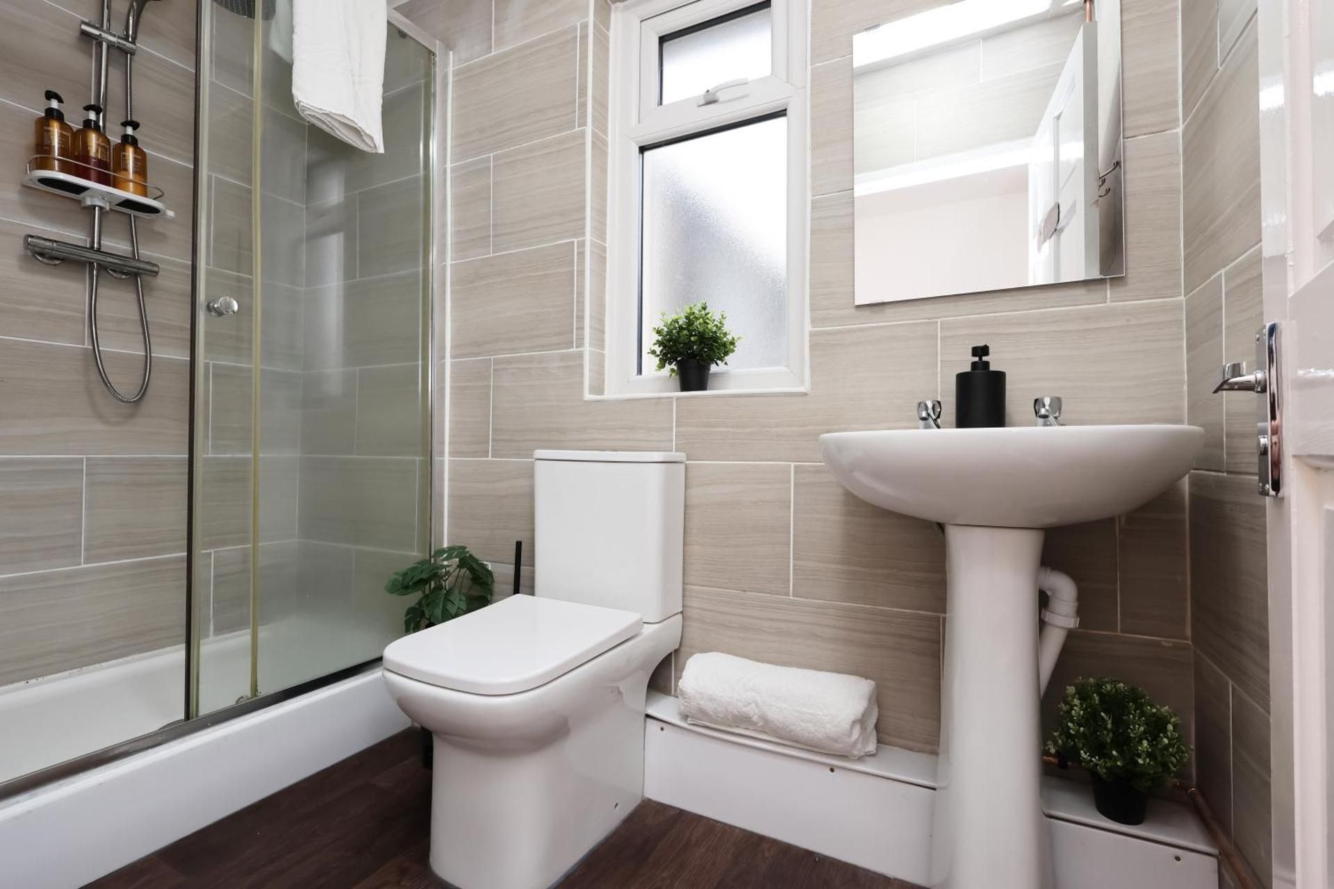 Cardiff City Guesthouse, Central Rooms, Fast Wi-Fi, On-Street Parking Deluxe Double Room 3