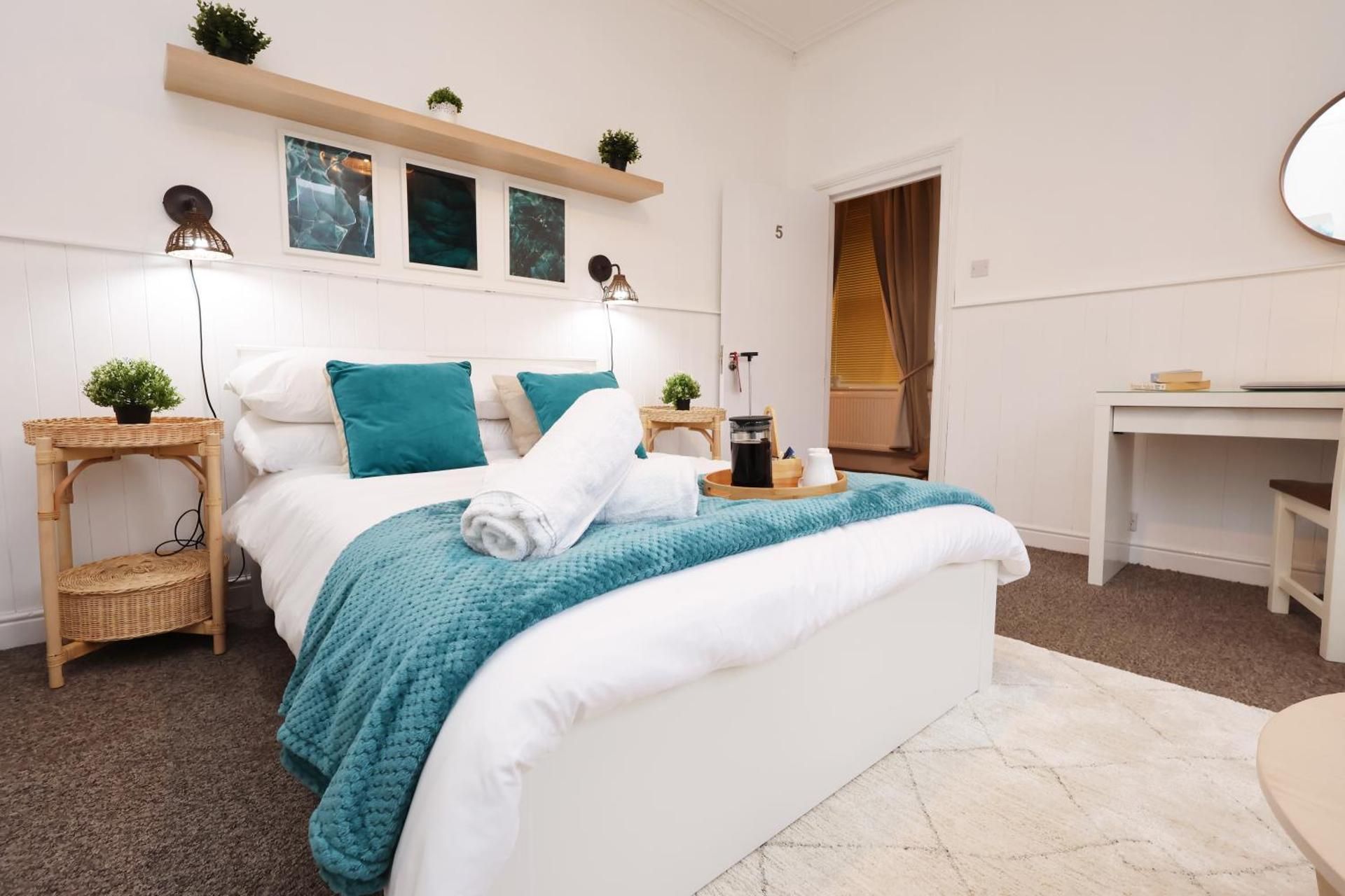 Cardiff City Guesthouse, Central Rooms, Fast Wi-Fi, On-Street Parking Deluxe Double Room 2