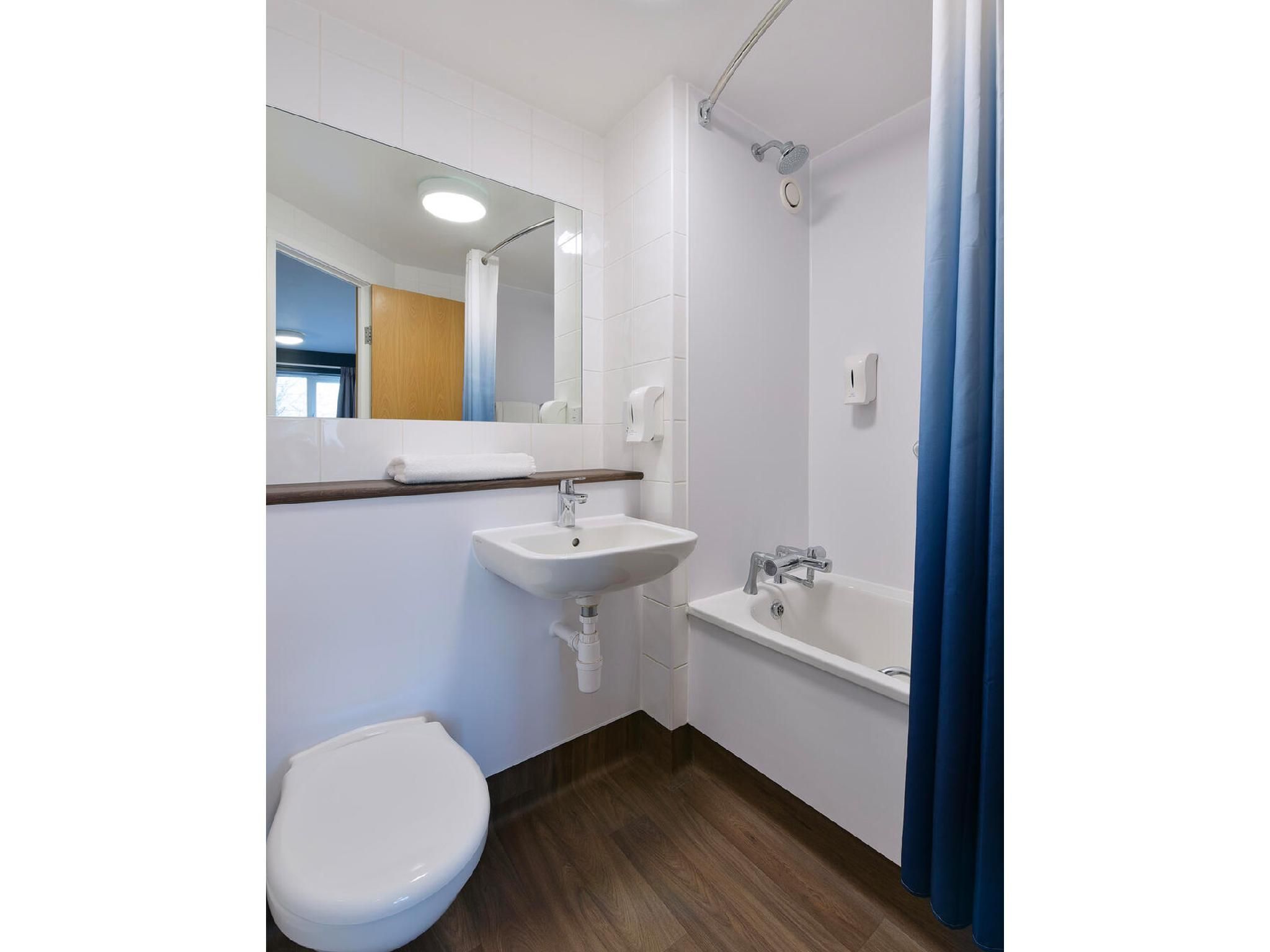 Travelodge Swansea Central Family Room 3