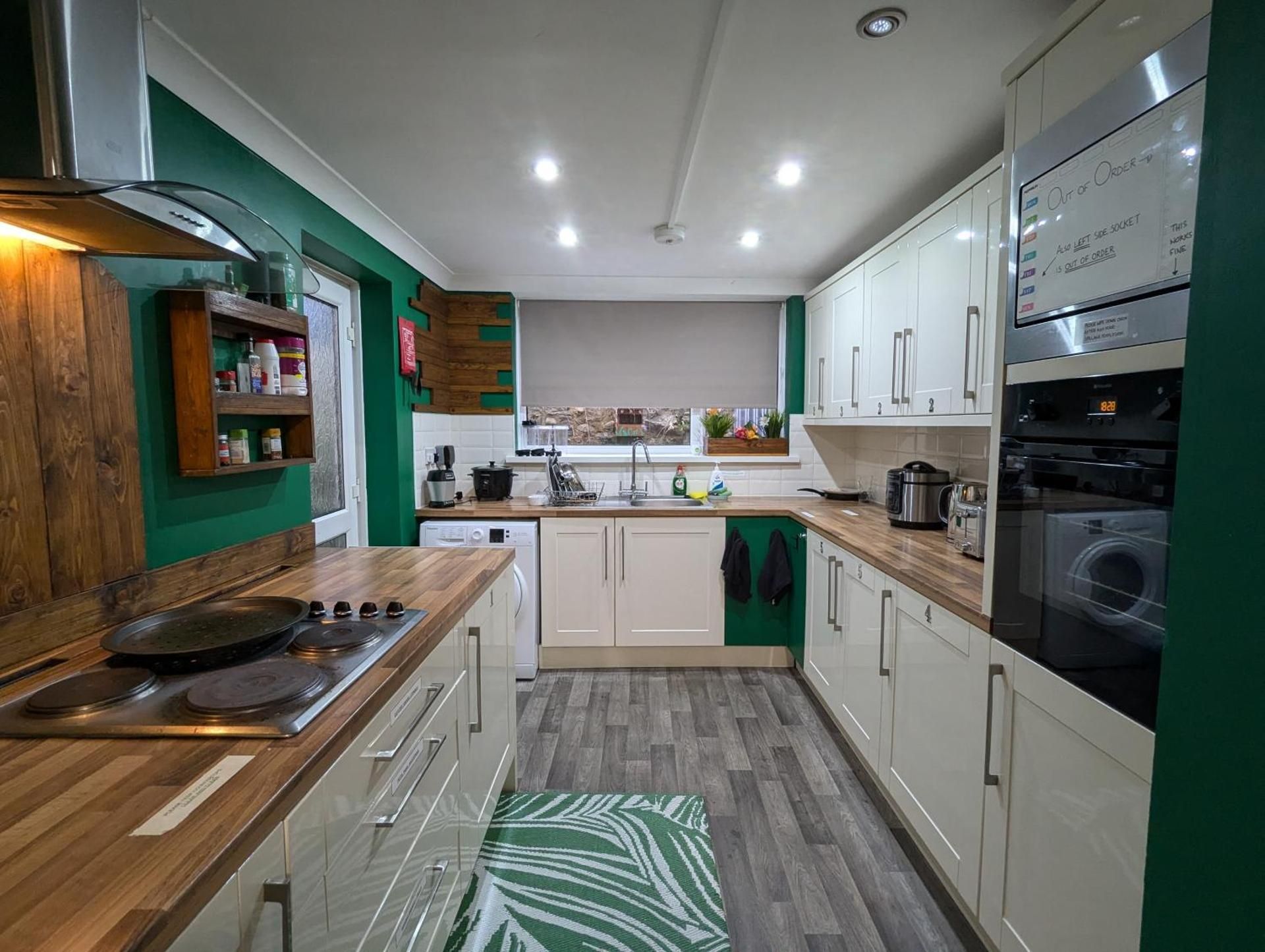 R1 - Bright Quiet Double - City & Beach Access, WIFI, Free Parking - Self Catering