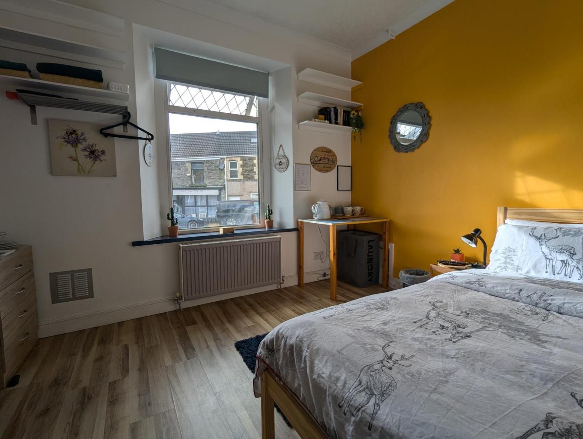 R1 - Bright Quiet Double - City & Beach Access, WIFI, Free Parking - Self Catering Double Room