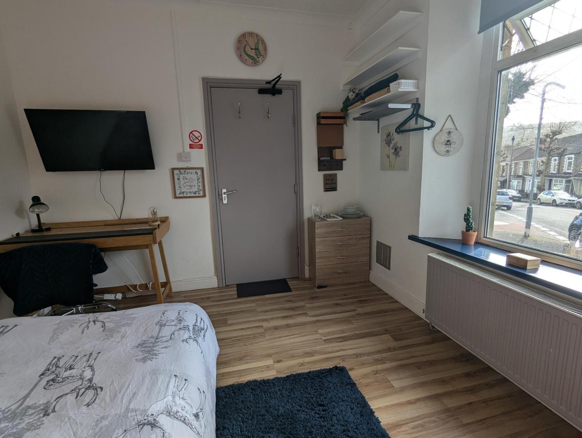 R1 - Bright Quiet Double - City & Beach Access, WIFI, Free Parking - Self Catering Double Room 3