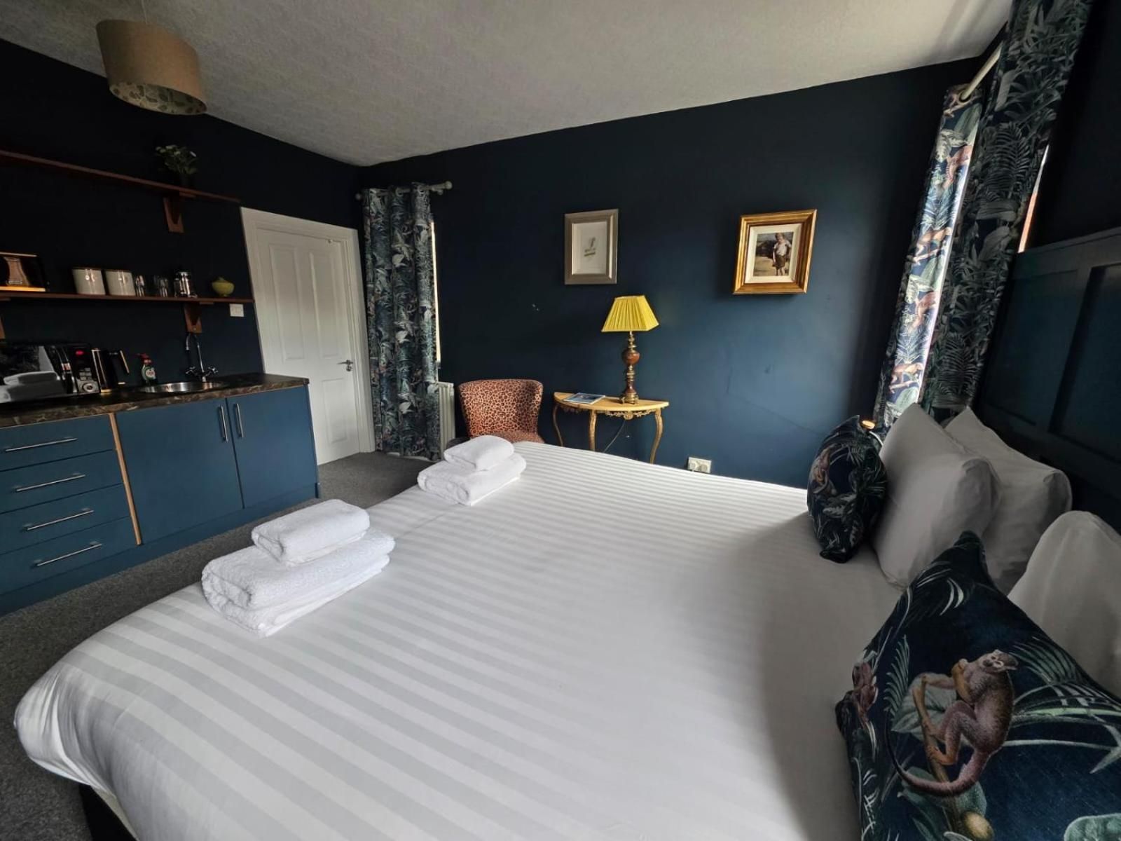 Deluxe One-Bedroom Apartment