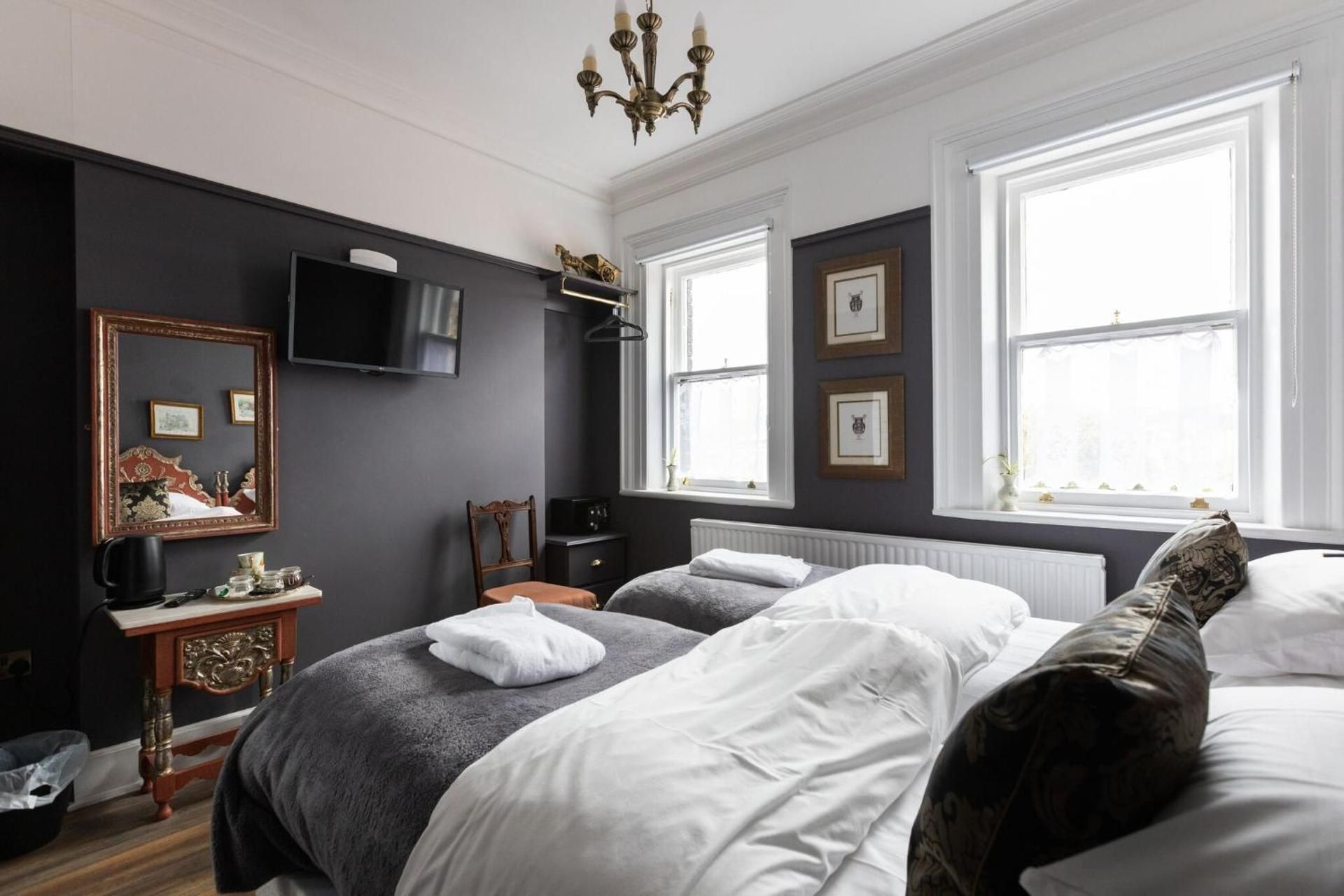 The Warren Belfast Twin Room with Private Bathroom