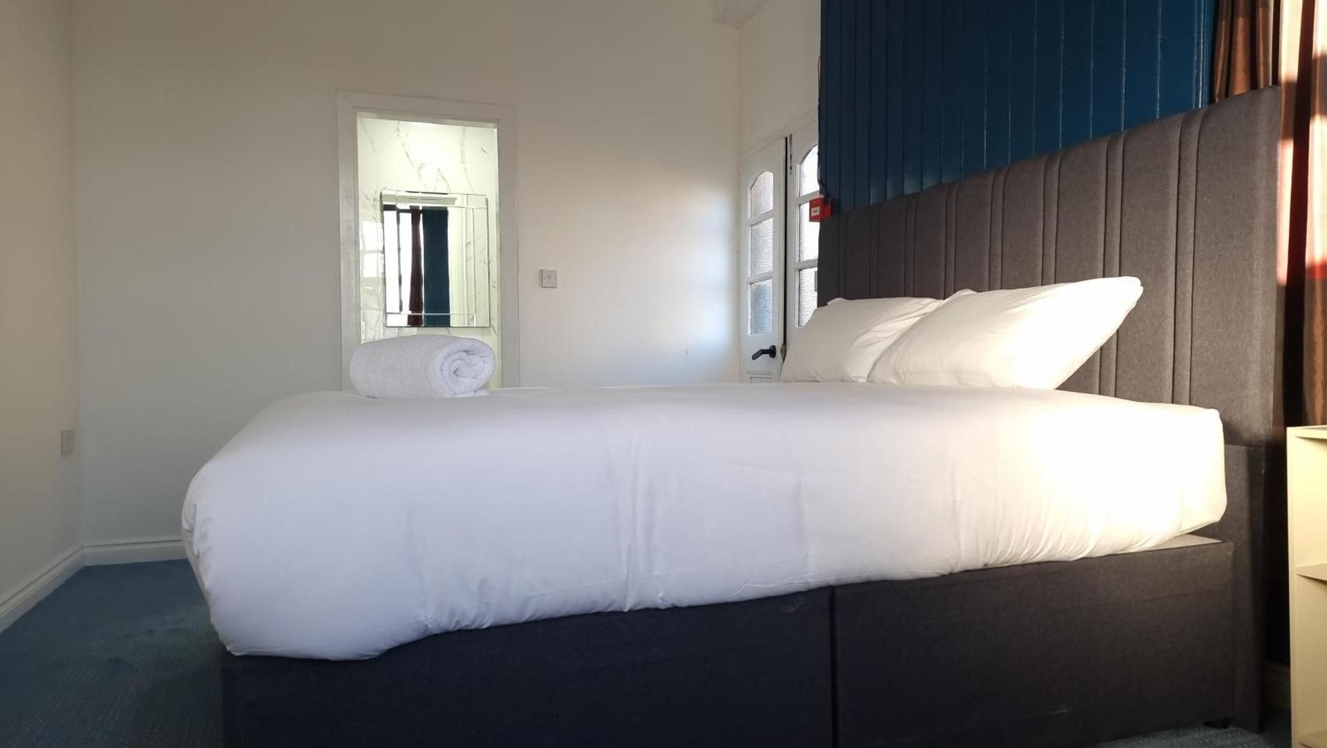 Ye Olde Hotel King Room 2