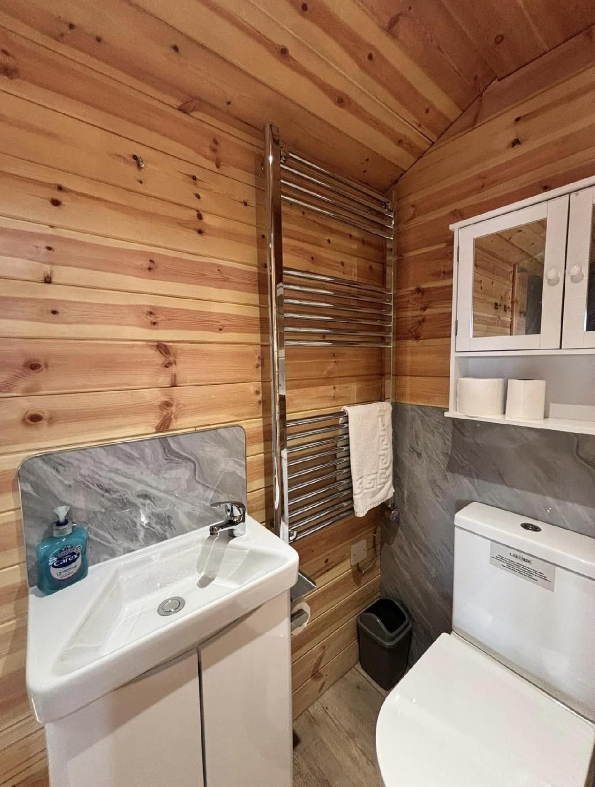 Cabin-Comfort-Private Bathroom-Lake view-Adults only and hot tub