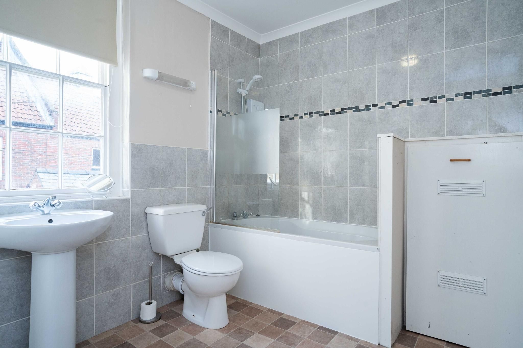 House-Comfort-Shared Bathroom-Landmark view