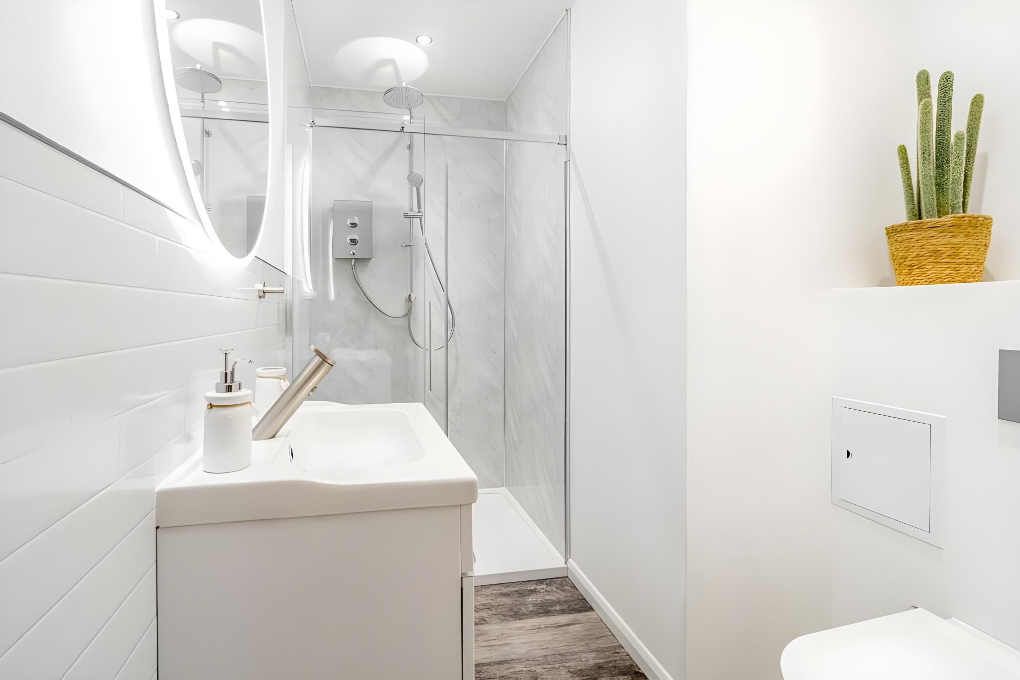 Escape Town Apartment-Deluxe-Ensuite with Shower-Park View-Paris