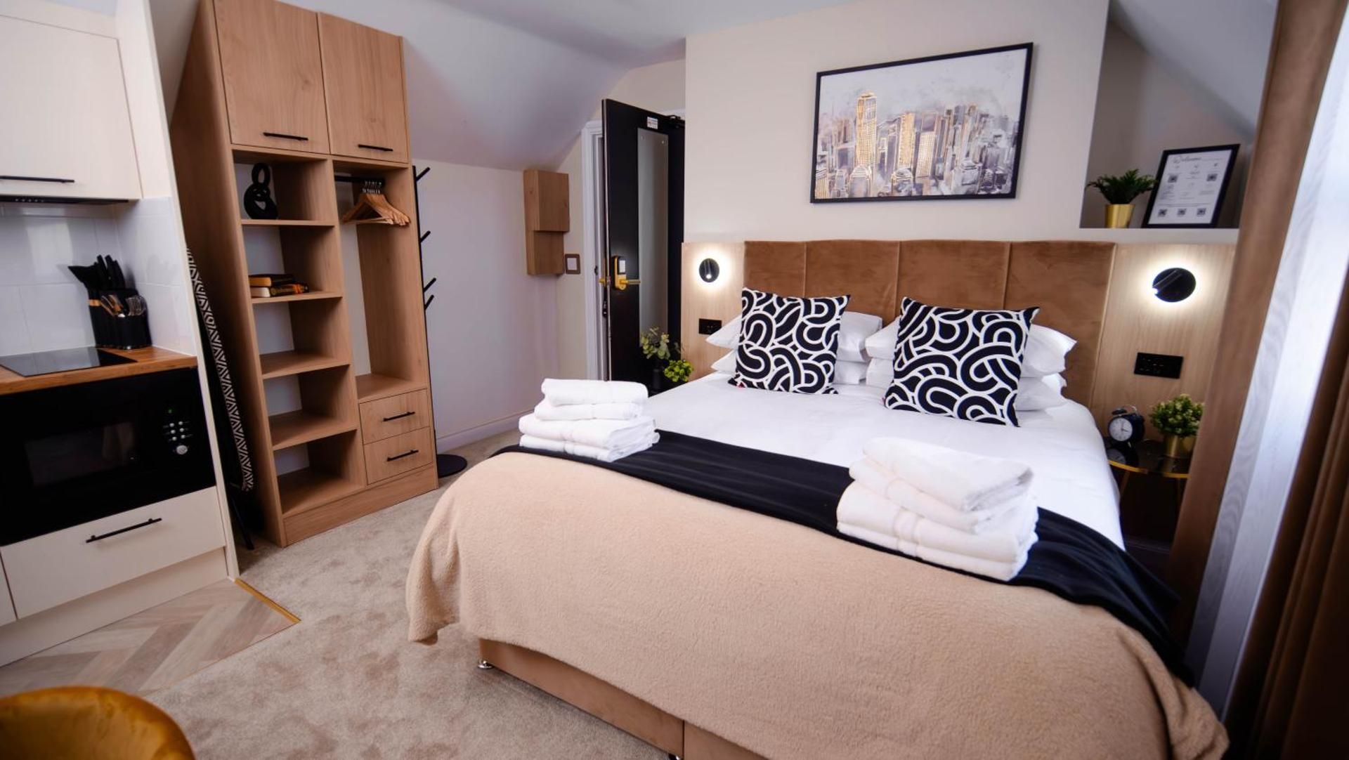 Deluxe One-Bedroom Apartment
