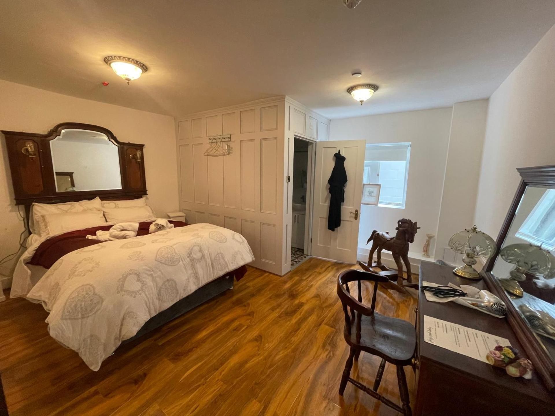 Deluxe One-Bedroom Apartment with Garden View