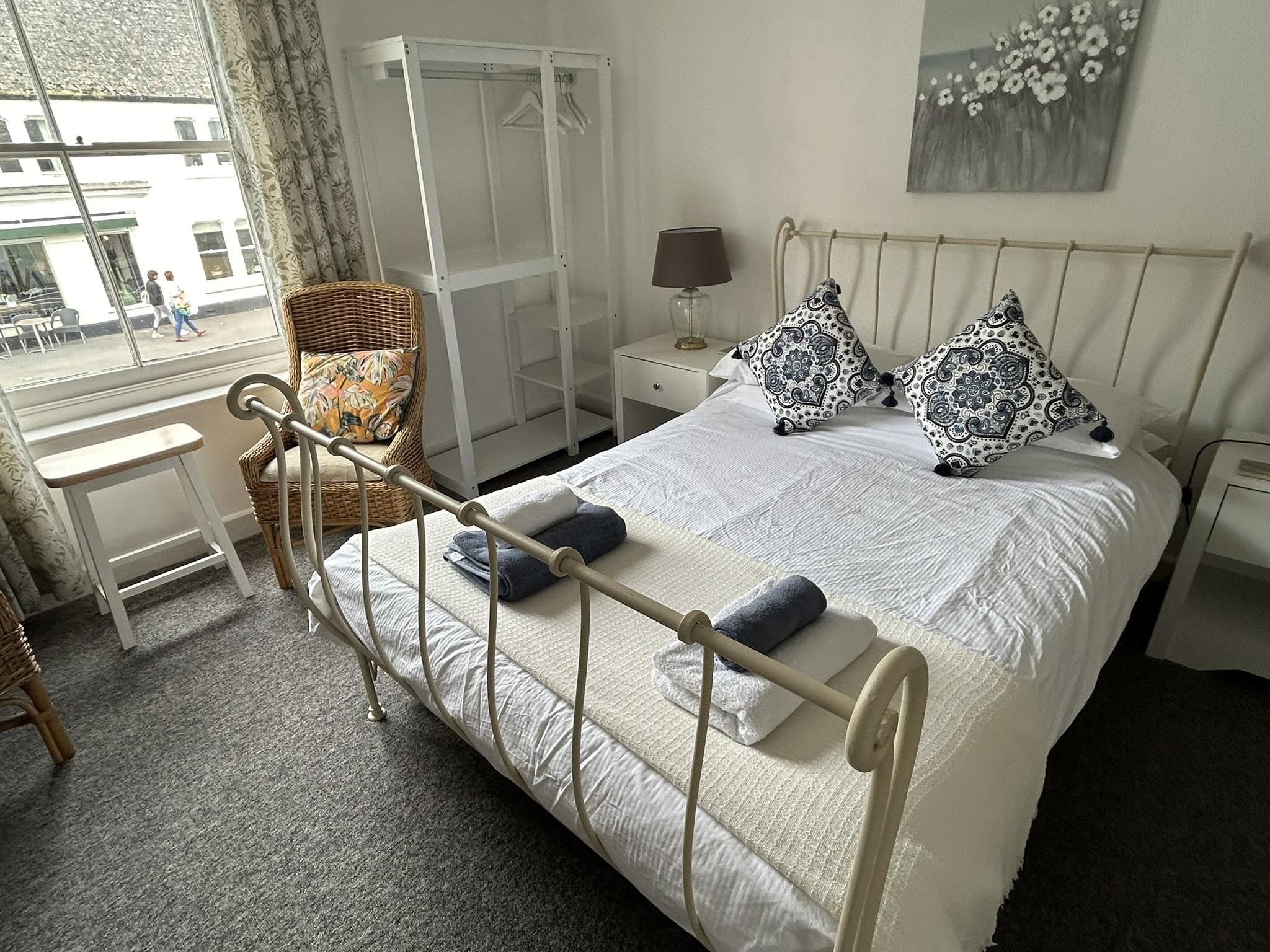 Lord Nelson Hotel Double Room-Large-Ensuite With Bath-Street View-H.M.s. Victory 3