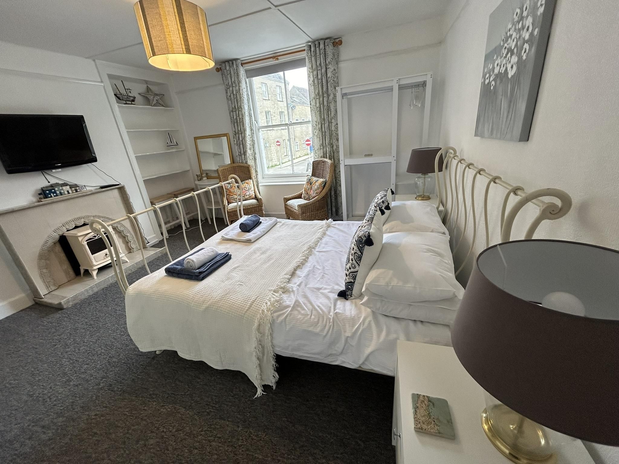 Lord Nelson Hotel Double Room-Large-Ensuite With Bath-Street View-H.M.s. Victory