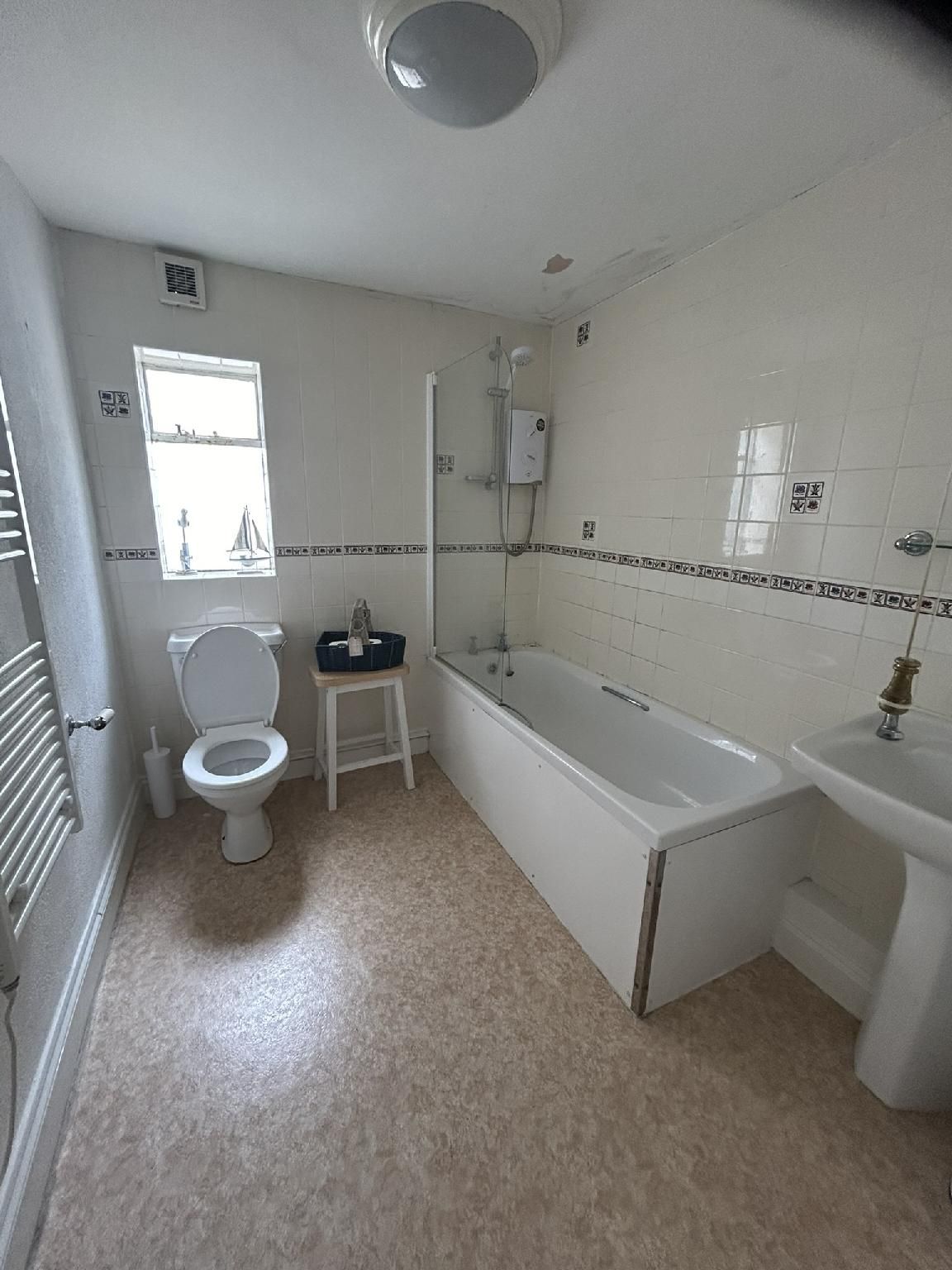 Lord Nelson Hotel Twin room-Basic-Private Bathroom-Street View-H.M.S. Lion 3