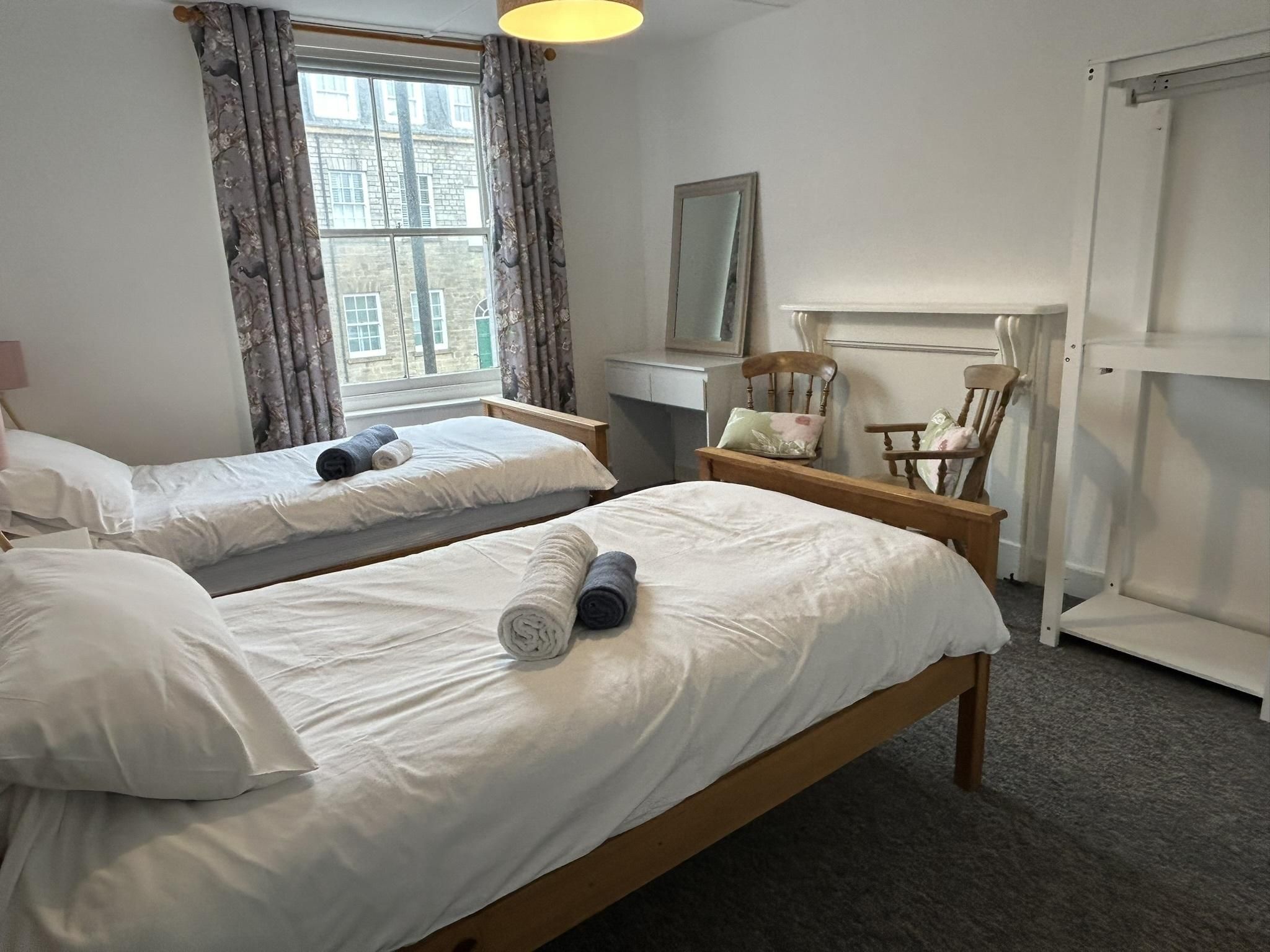 Lord Nelson Hotel Twin room-Basic-Private Bathroom-Street View-H.M.S. Lion