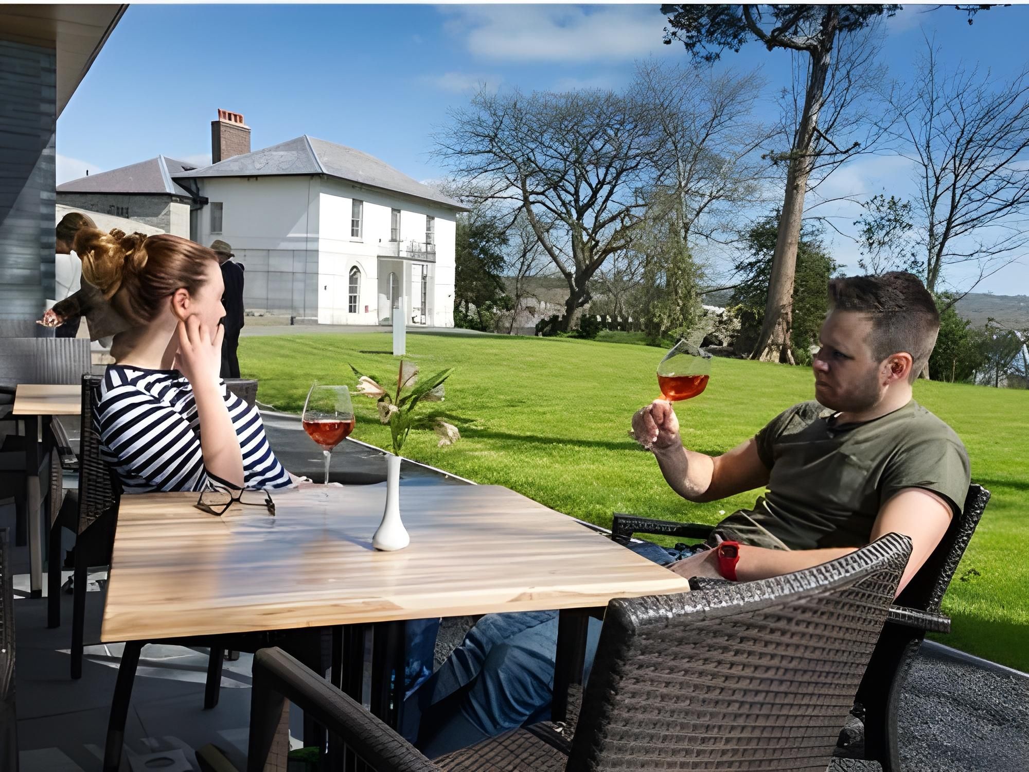 Cardigan Castle Studio-Comfort-Ensuite With Shower-Y Stablau 3