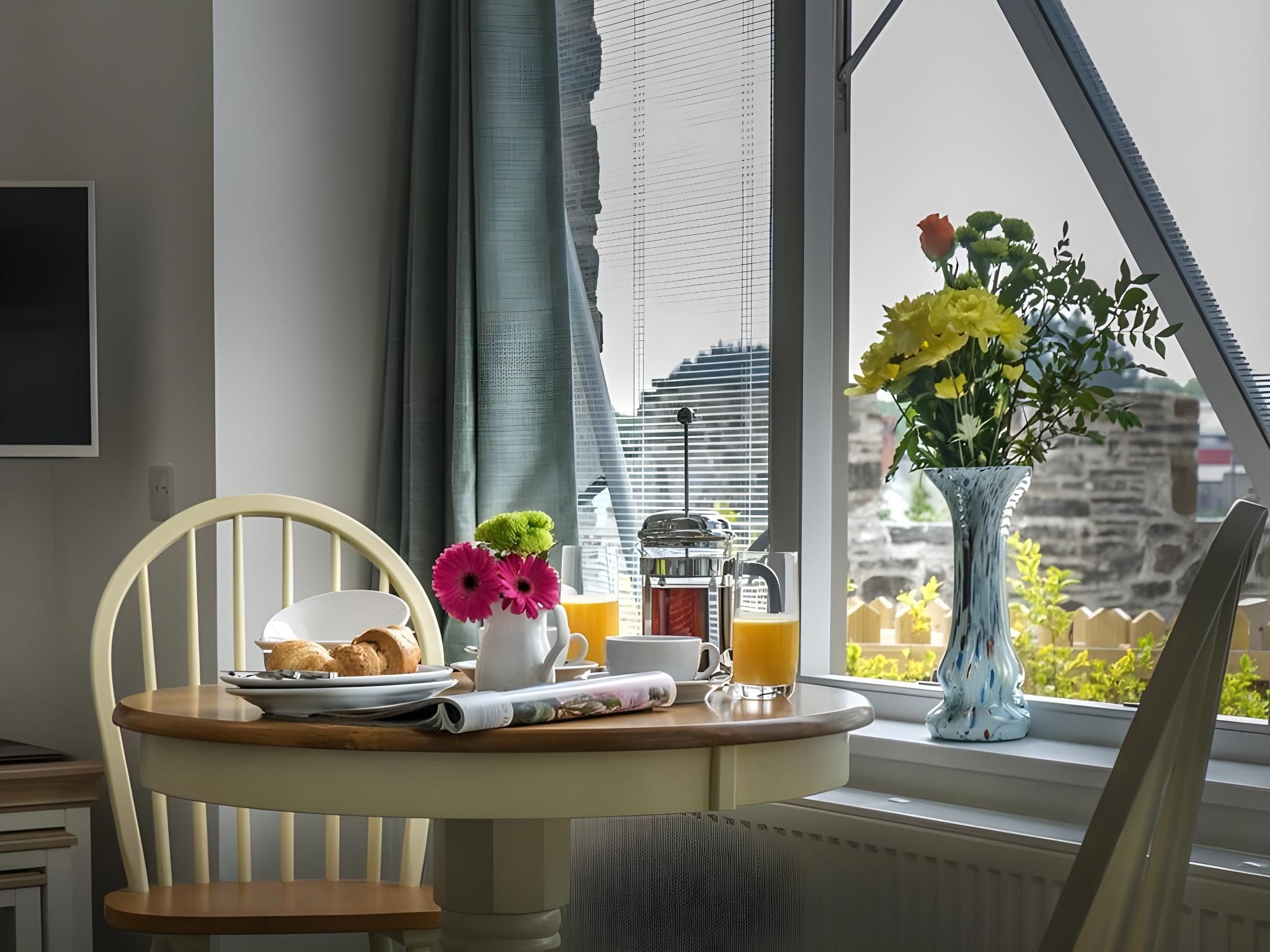 Studio-Luxury-Ensuite with Shower-Garden View-Coach-house