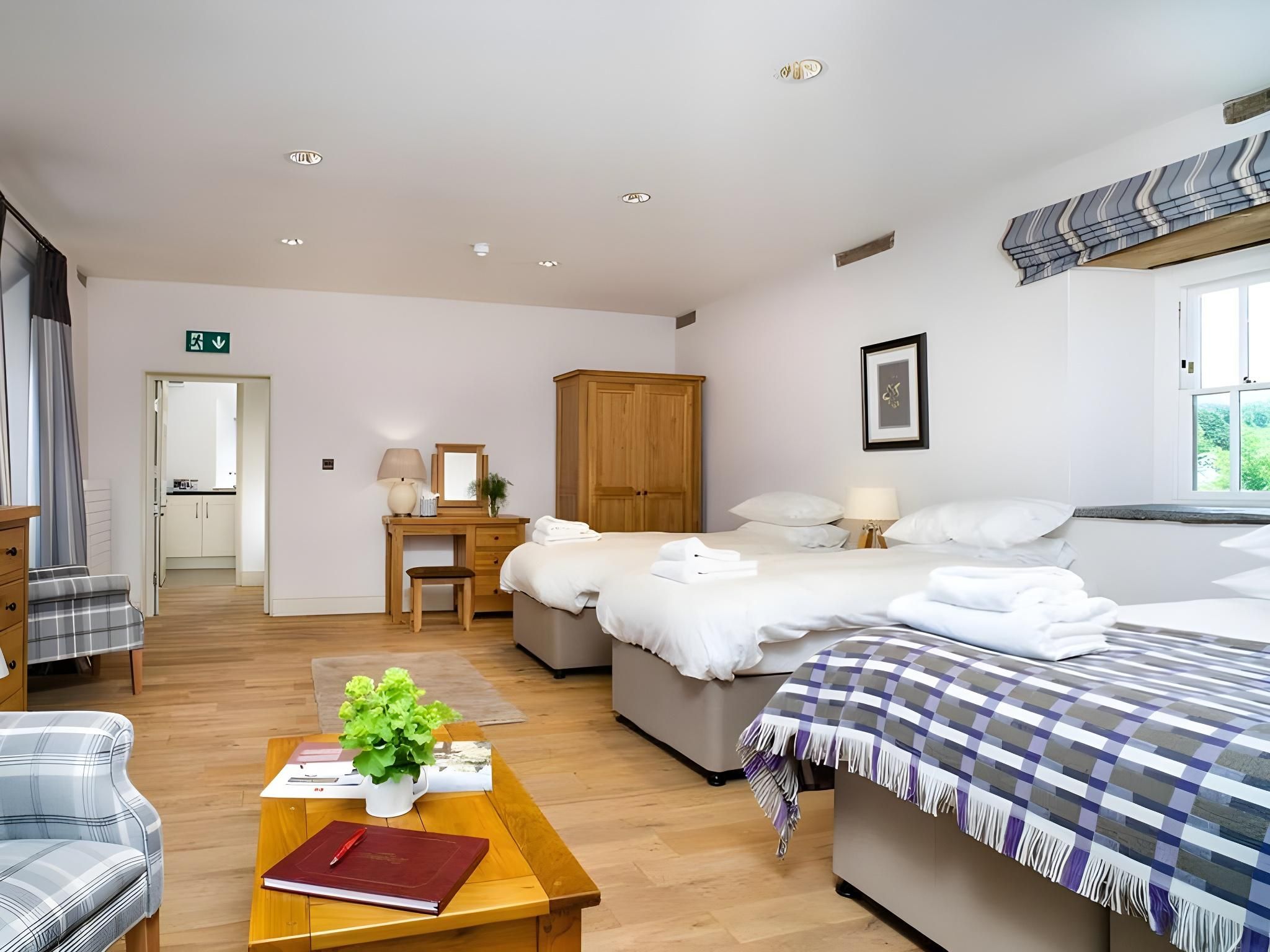 Cardigan Castle Studio-Comfort-Ensuite With Shower-Y Stablau 2