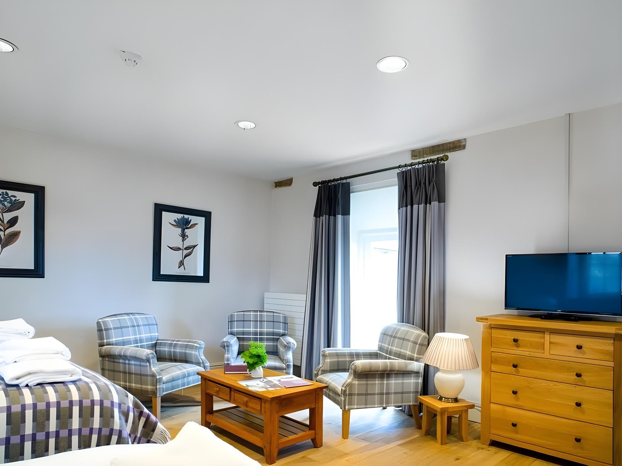 Cardigan Castle Studio-Comfort-Ensuite With Shower-Y Stablau