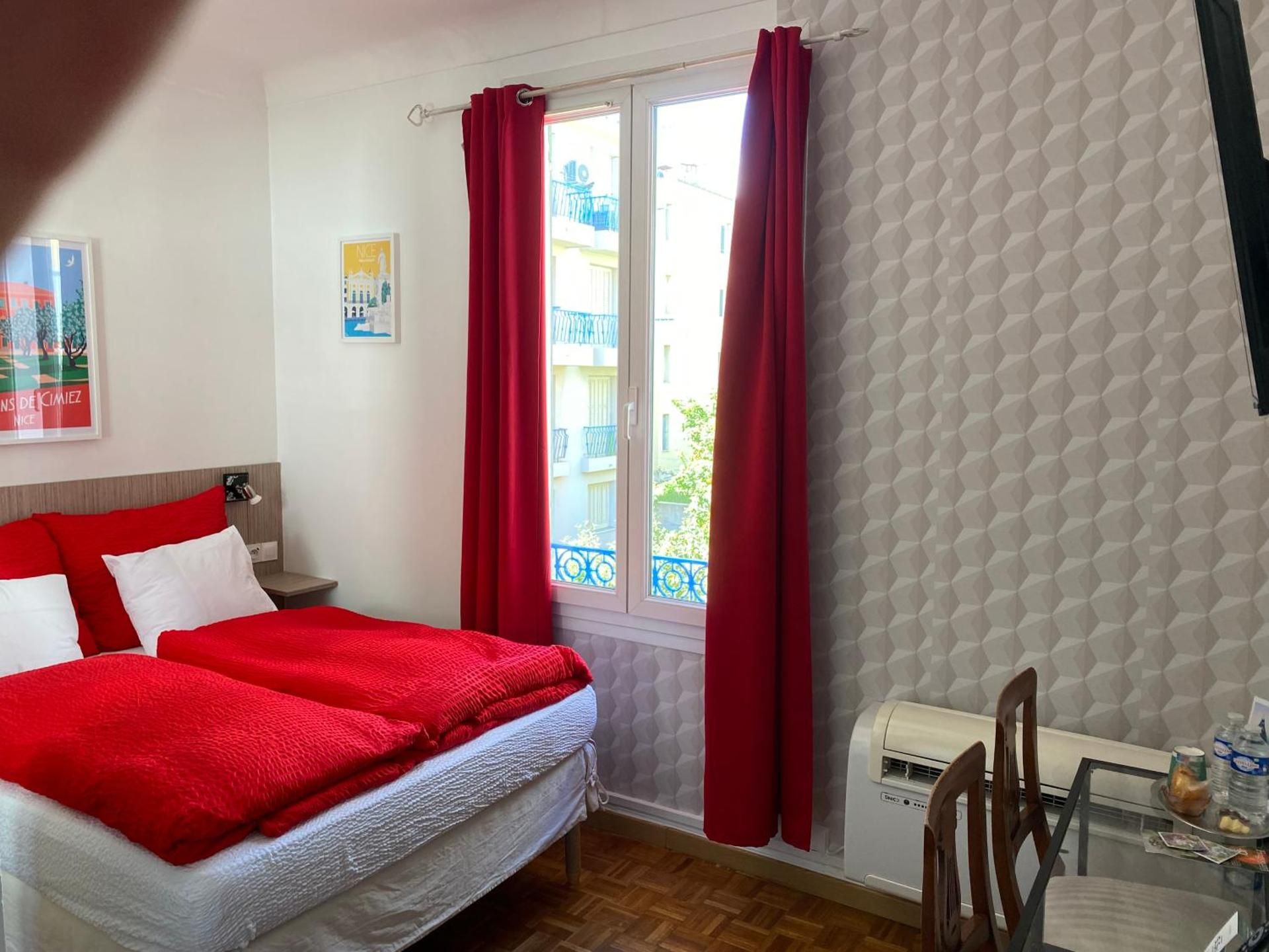 Logis Hôtel Villa Victorine Standard Double Room with Air-conditioning 2