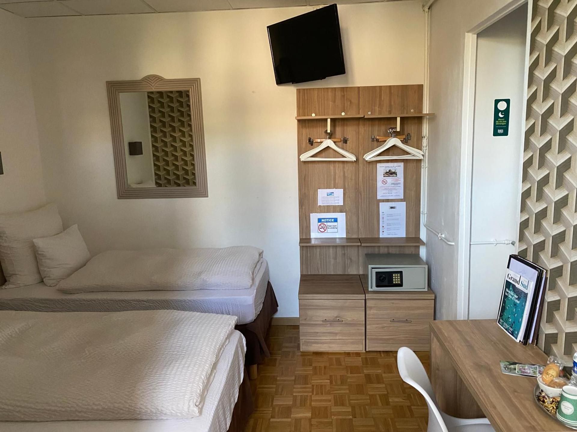 Logis Hôtel Villa Victorine Triple or Twin Room 2