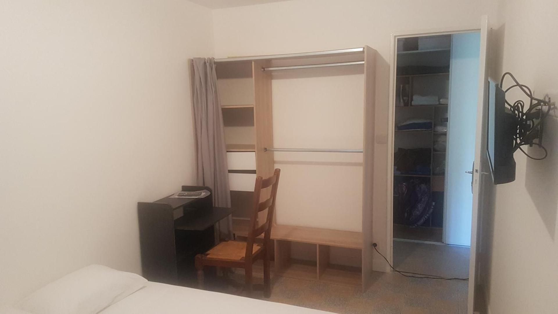 NEW CHEAP PRIVATE ROOM, KITCHEN , OVERWIEUW sea,TRAM on spot, 12 minutes from nice train station wit Double Room