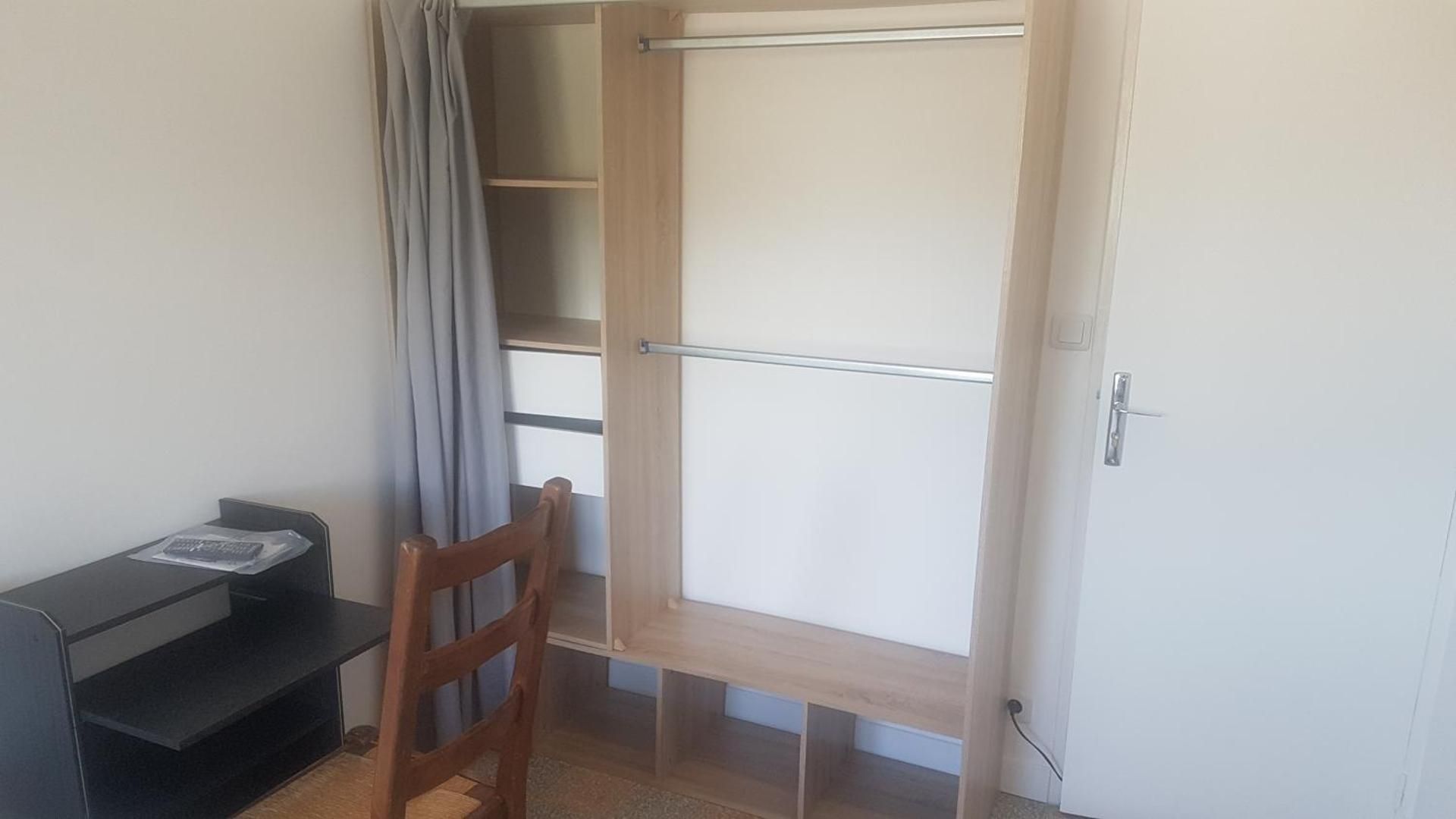 NEW CHEAP PRIVATE ROOM, KITCHEN , OVERWIEUW sea,TRAM on spot, 12 minutes from nice train station wit Double Room 2