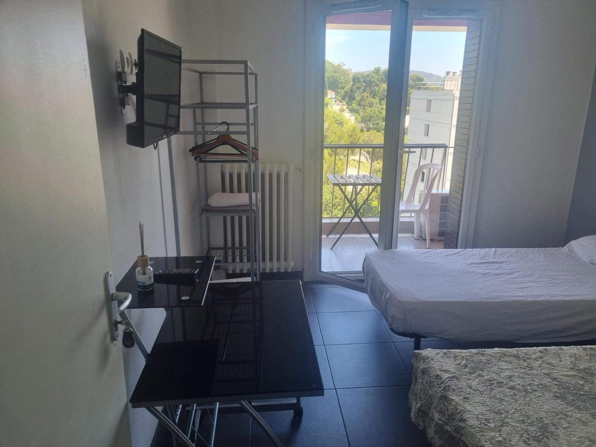 NEW CHEAP PRIVATE ROOM, KITCHEN , OVERWIEUW sea,TRAM on spot, 12 minutes from nice train station wit Double or Twin Room with Side Sea View 3
