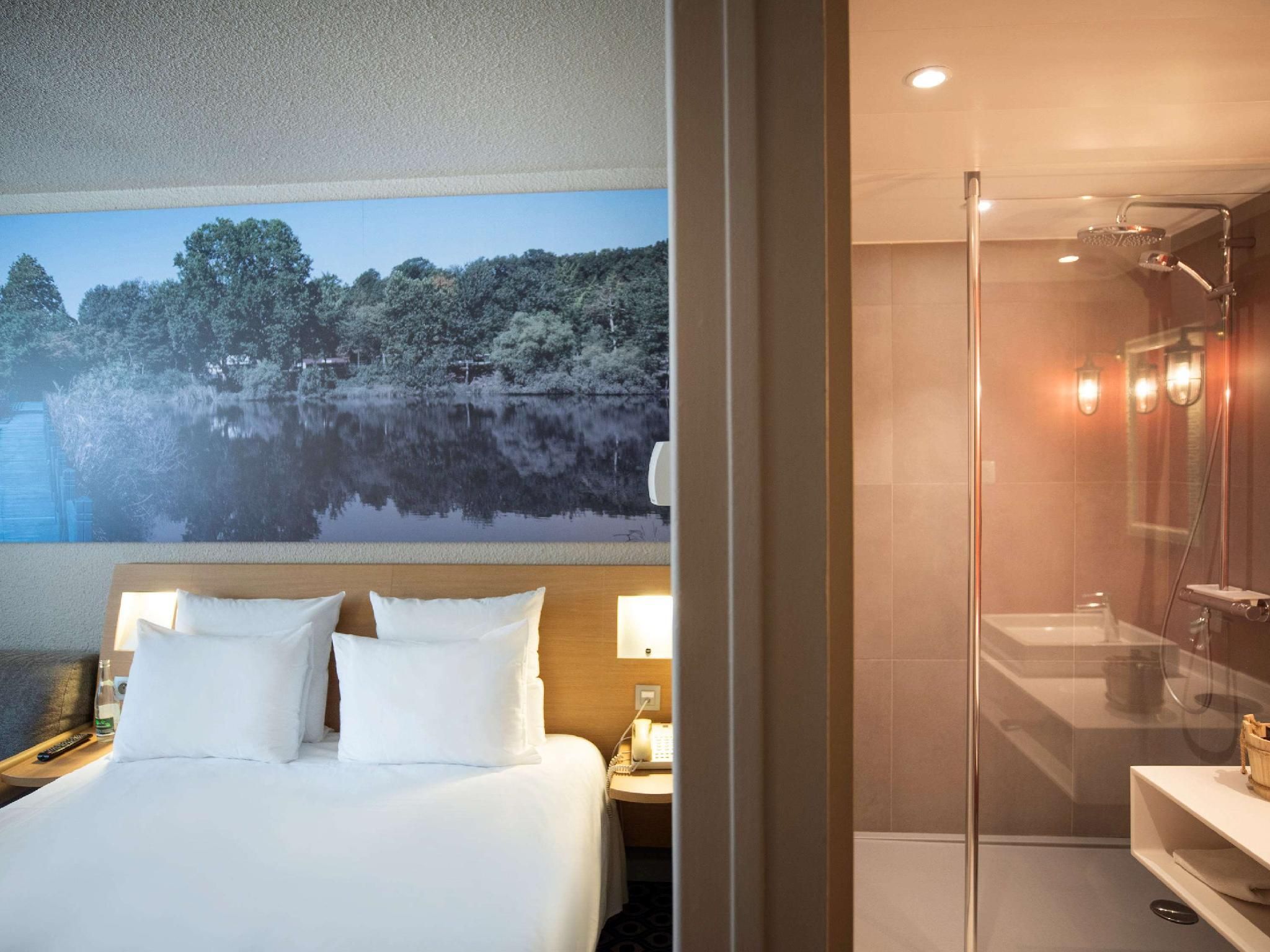 Novotel Orleans La Source Superior room with double bed and double sofa-b ed