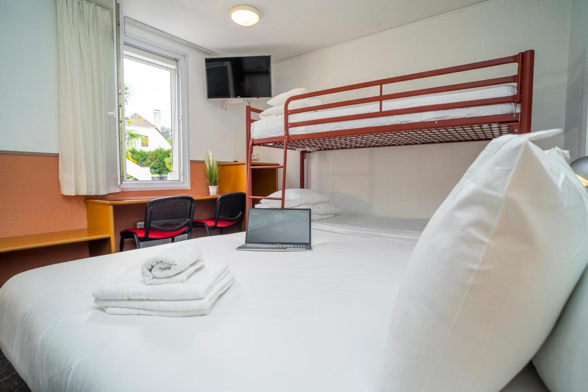 Family Room (2 Adults + 2 Children)