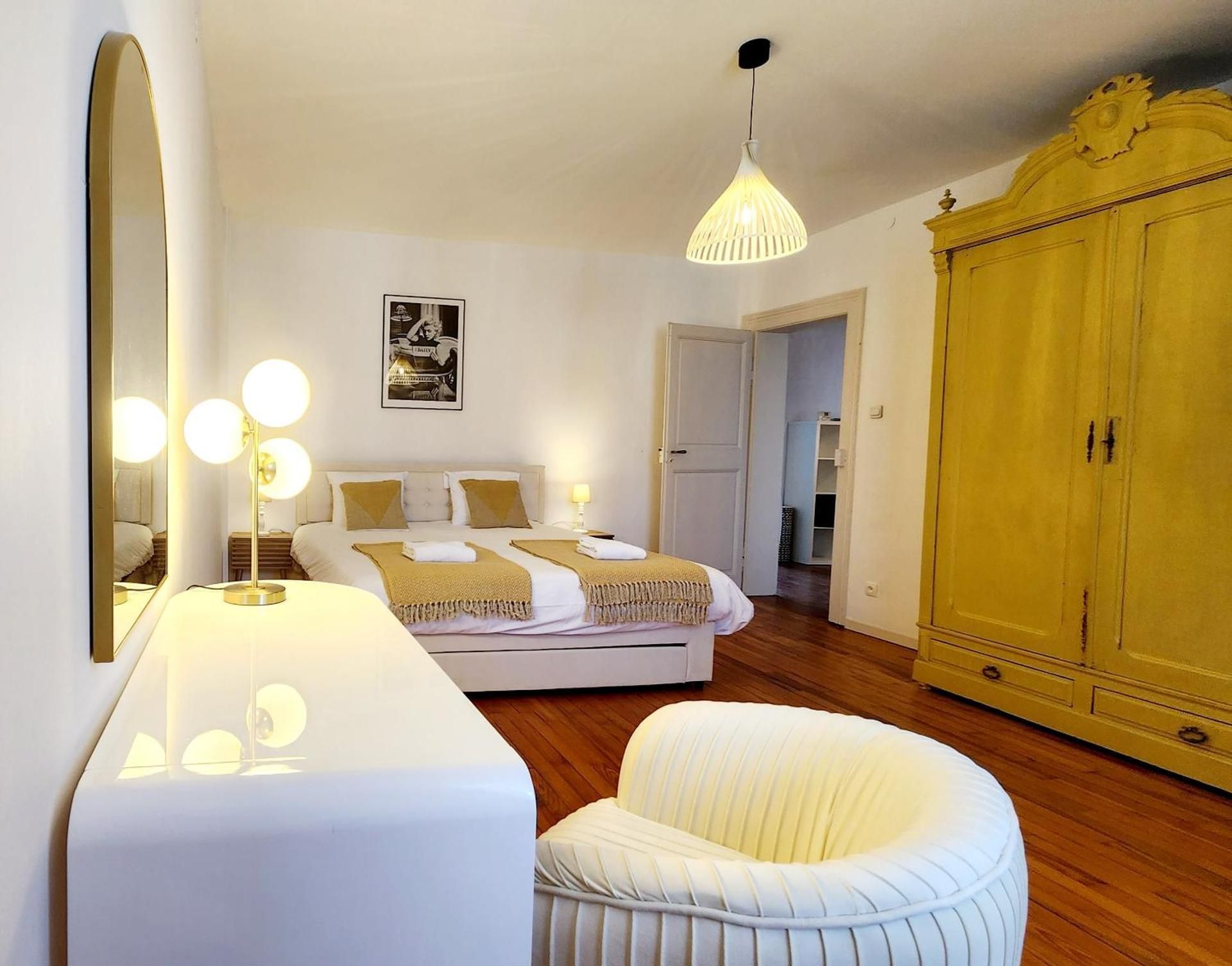 DELUXE APARTMENT