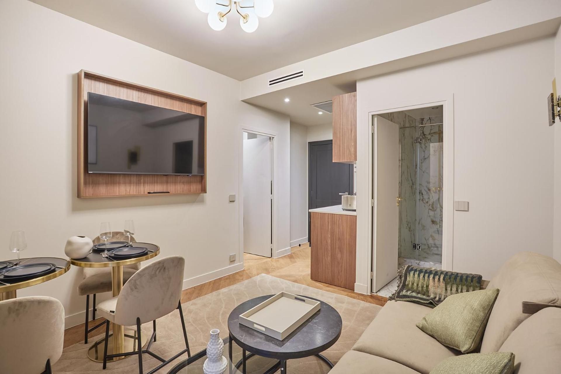 DELUXE APARTMENT