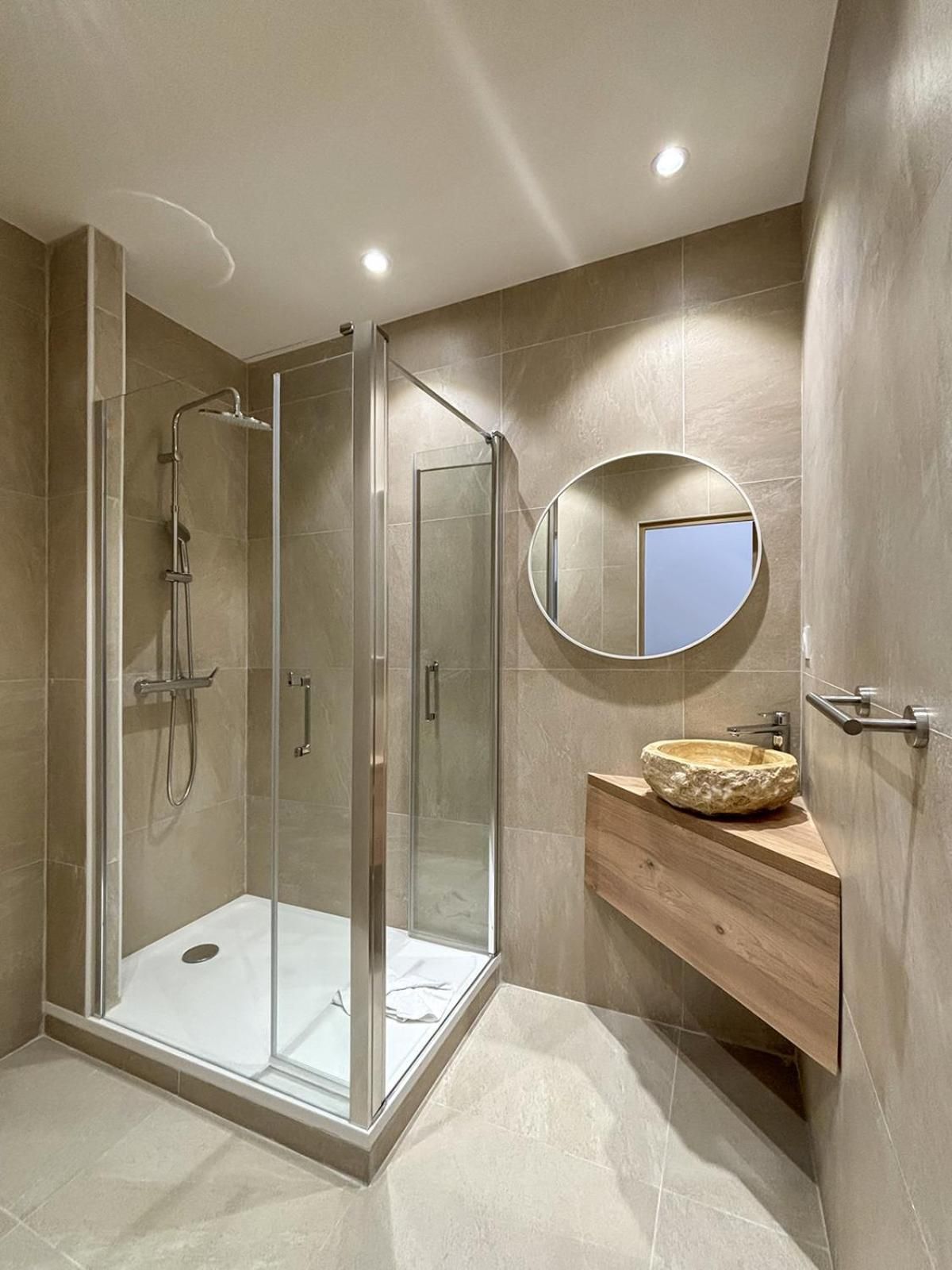 Deluxe One-Bedroom Apartment
