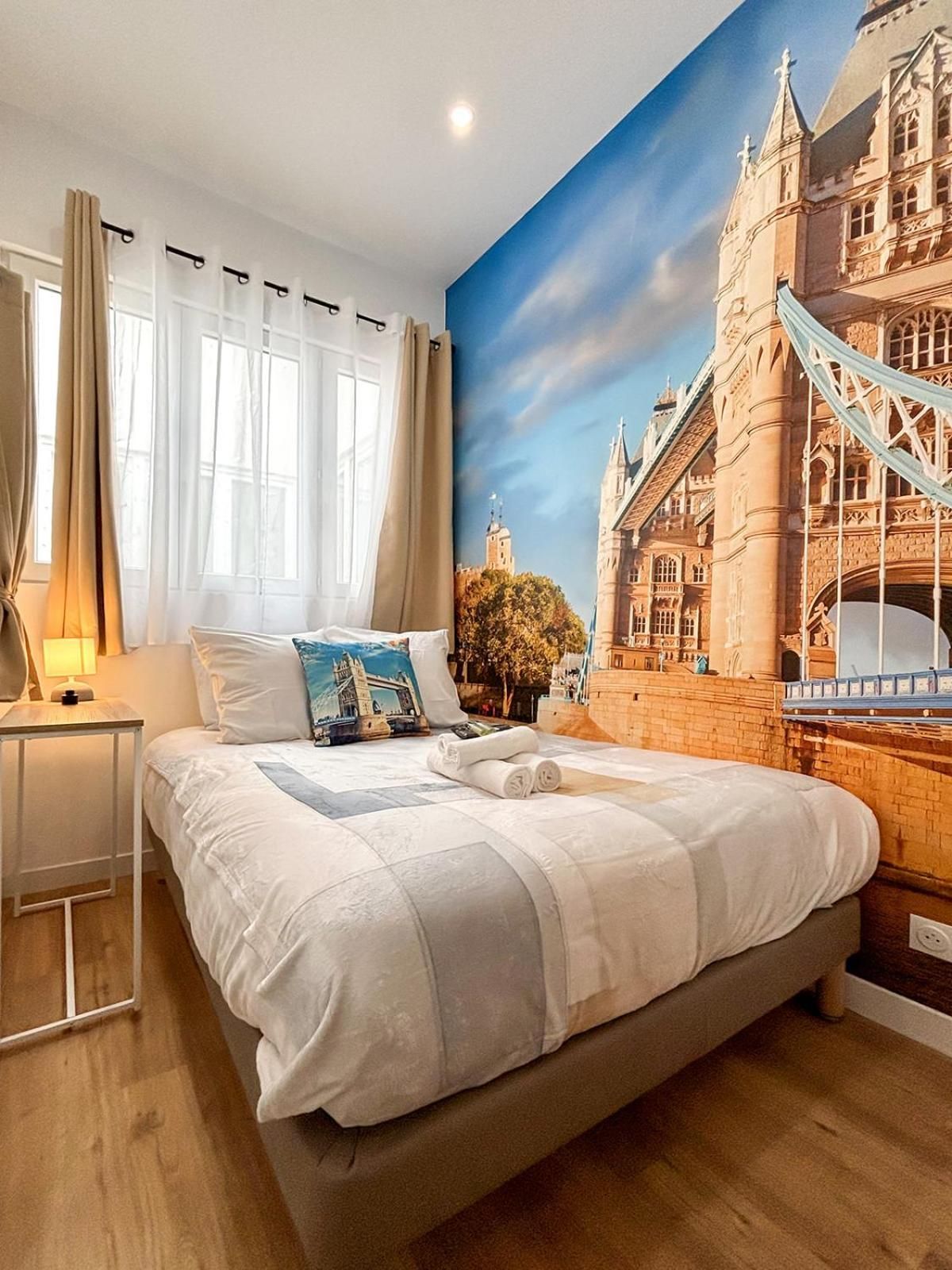 DELUXE APARTMENT