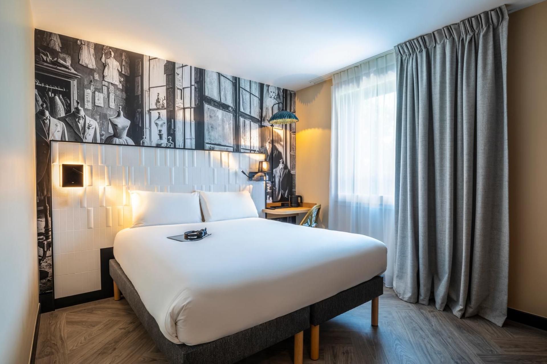 Comfort room with 1 double bed