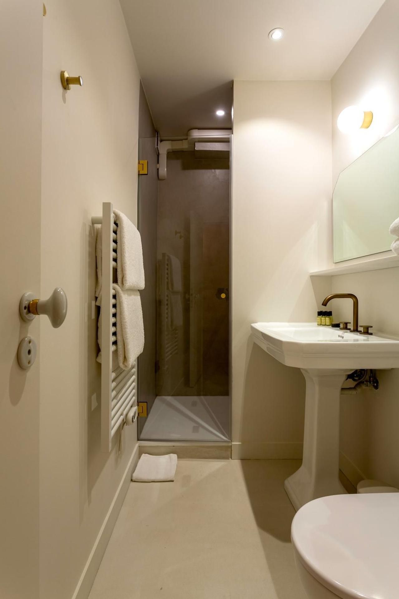 Deluxe One-Bedroom Apartment