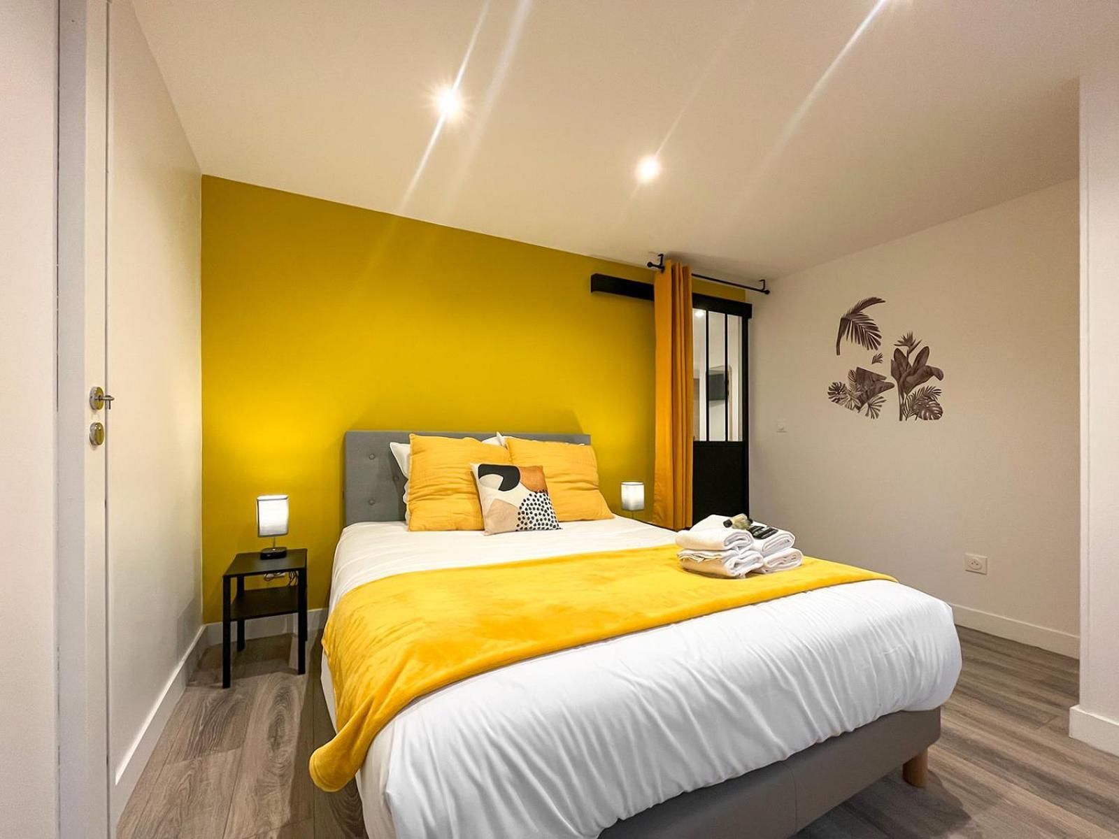 Deluxe One-Bedroom Apartment