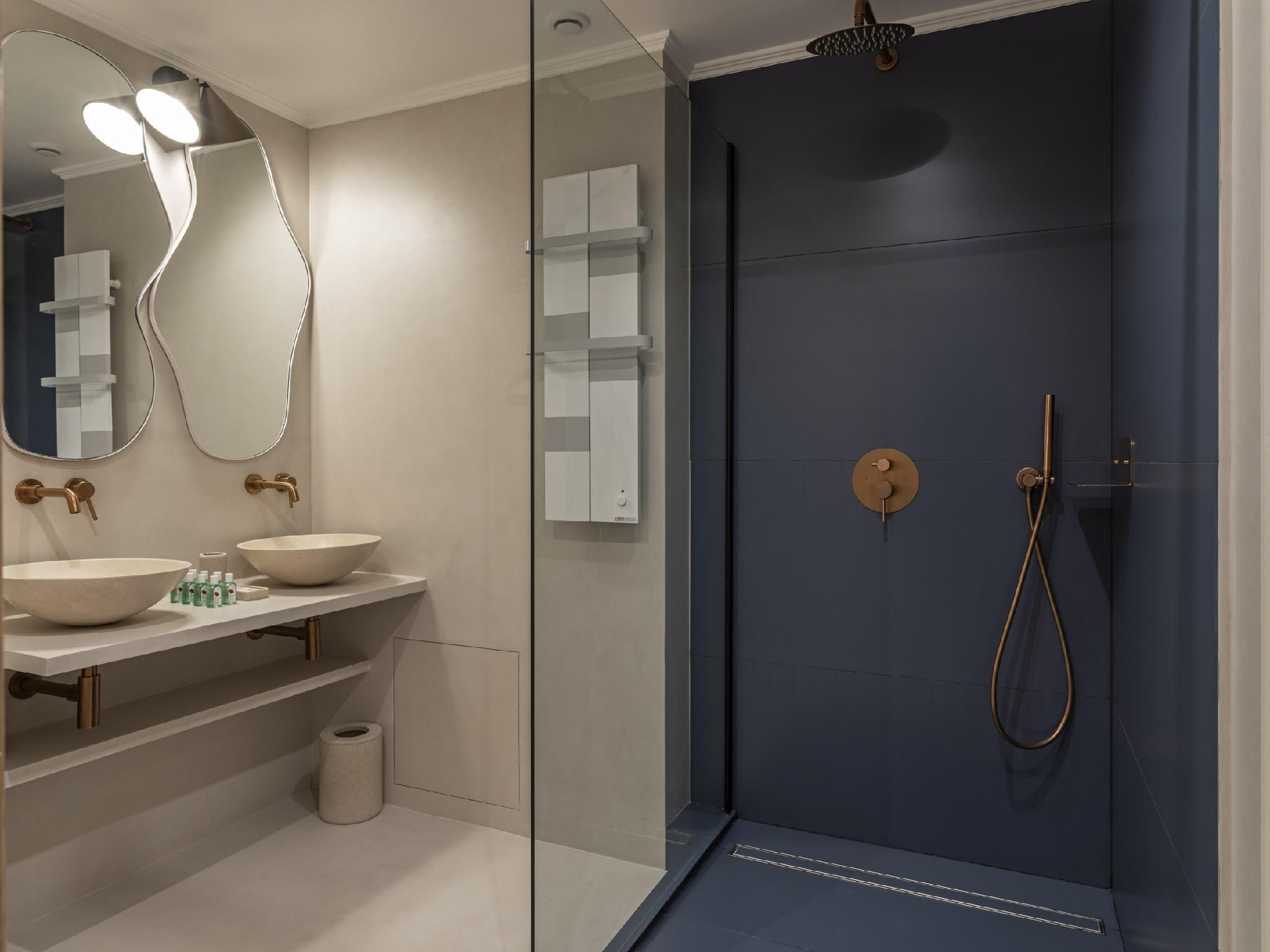 Apartment-Executive-Ensuite with Bath-Courtyard view