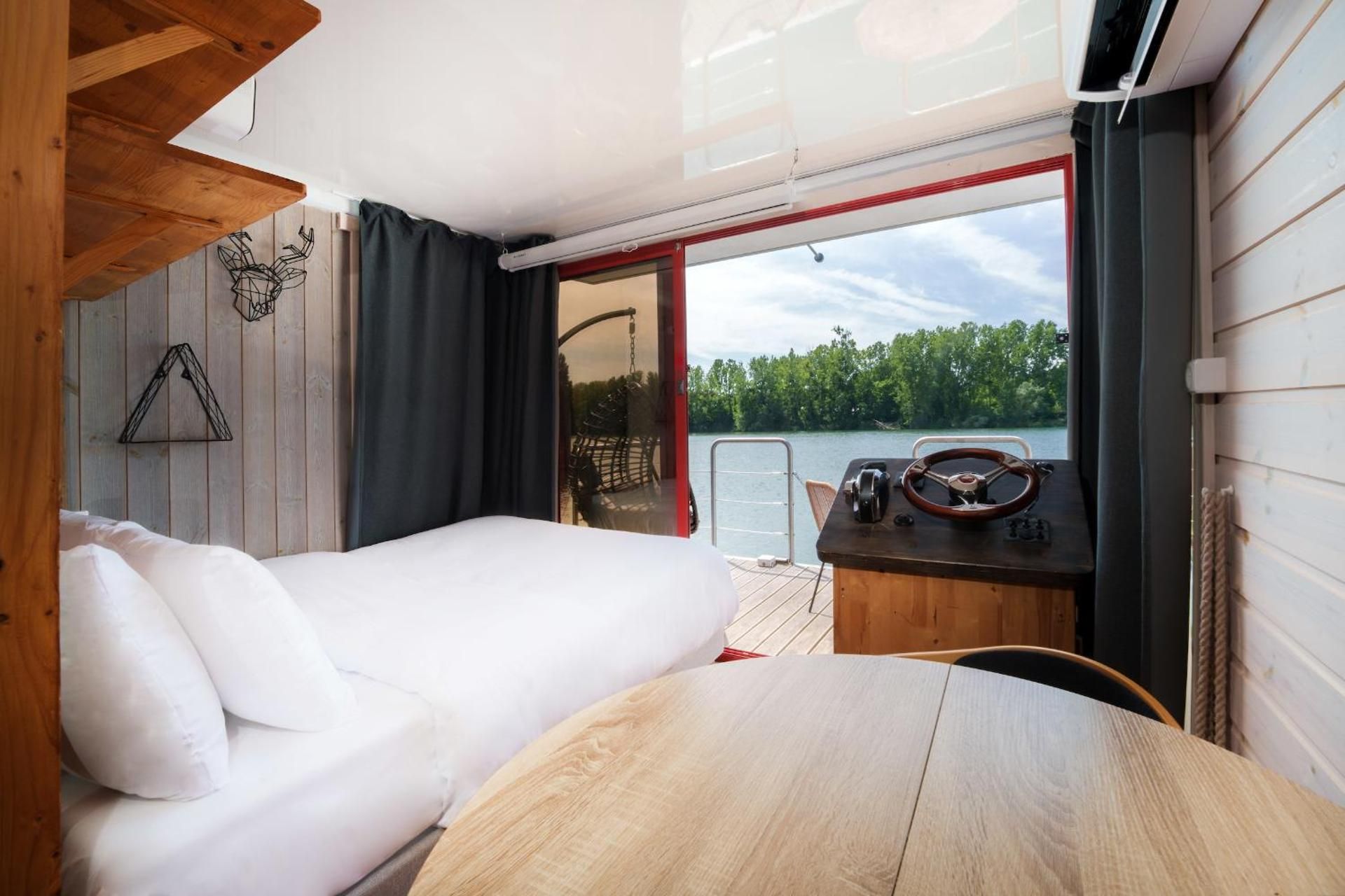 Floating Suite Queen-Size Bed – Private Sauna