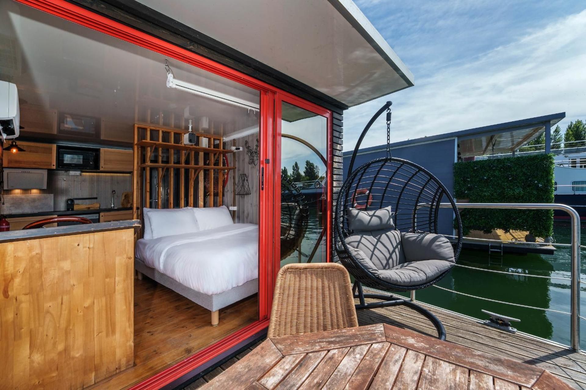 Floating Suite Queen-Size Bed – Private Sauna