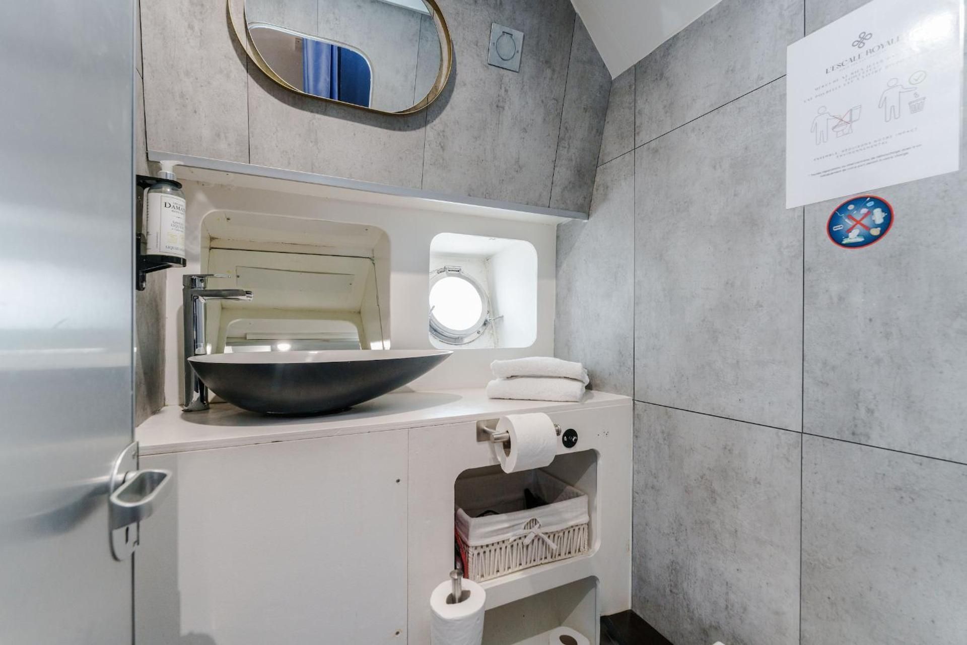 Yacht Queen-Size Bed – Spa Bath