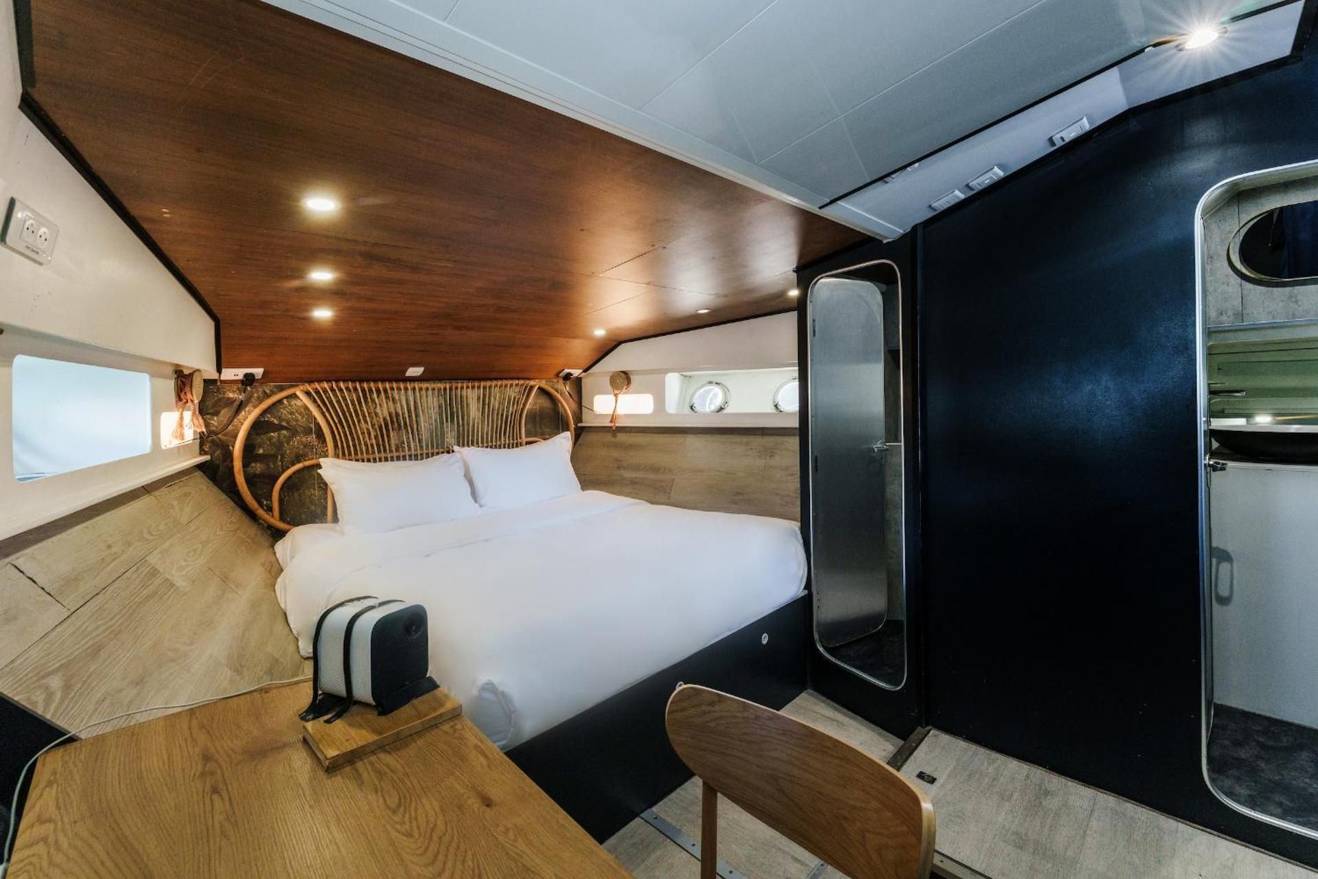 Yacht Queen-Size Bed – Spa Bath