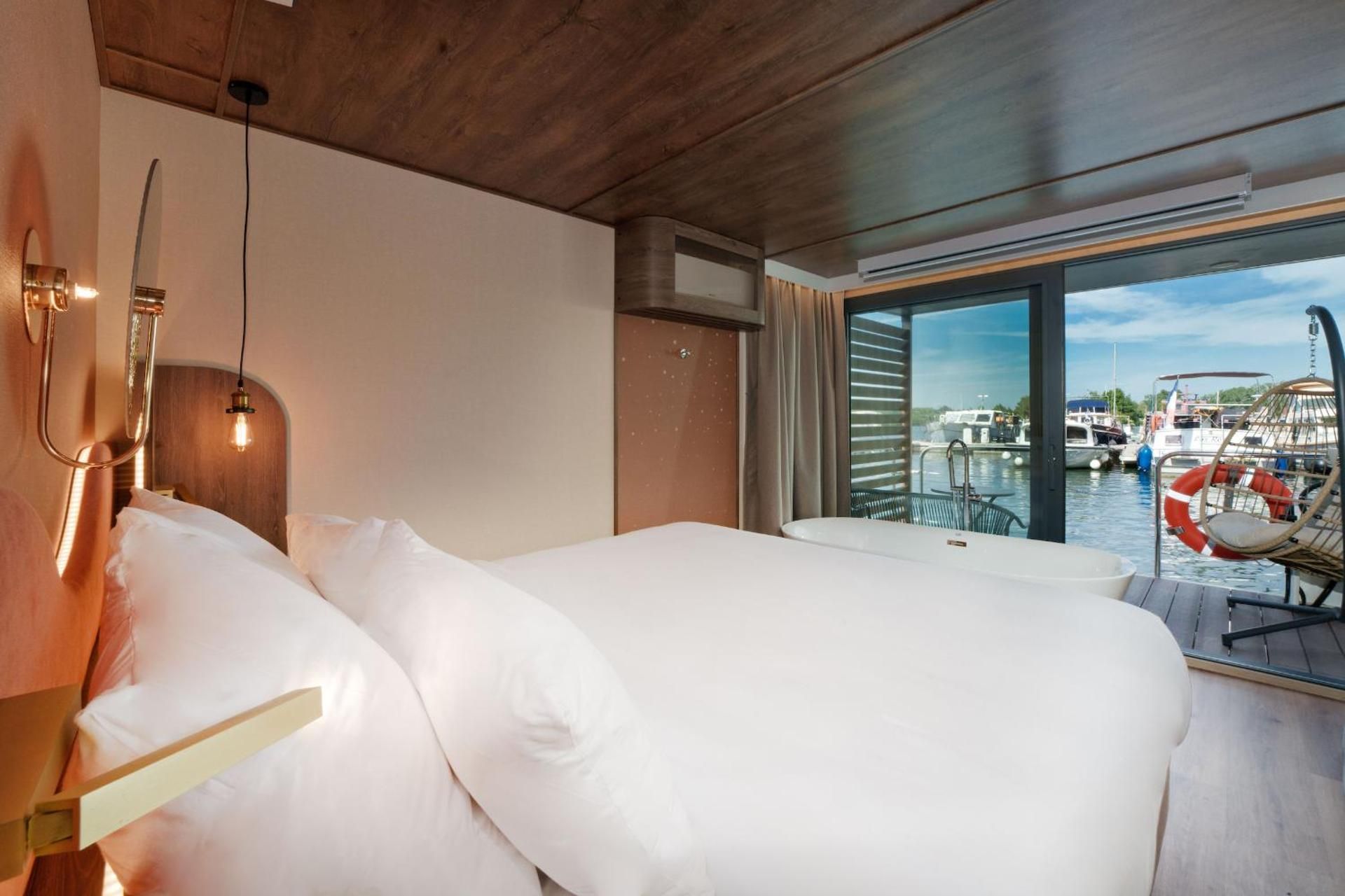 Superior Floating Suite King-Size Bed – Spa Bath