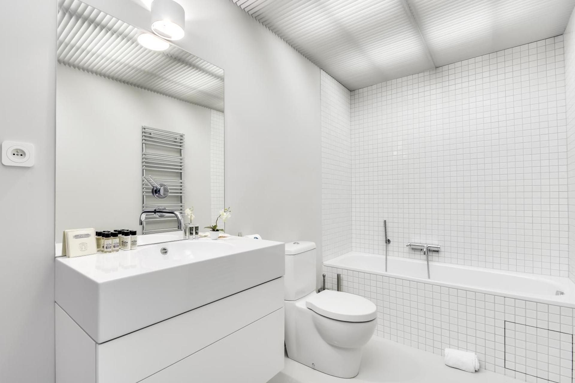 Deluxe Three-Bedroom Apartment