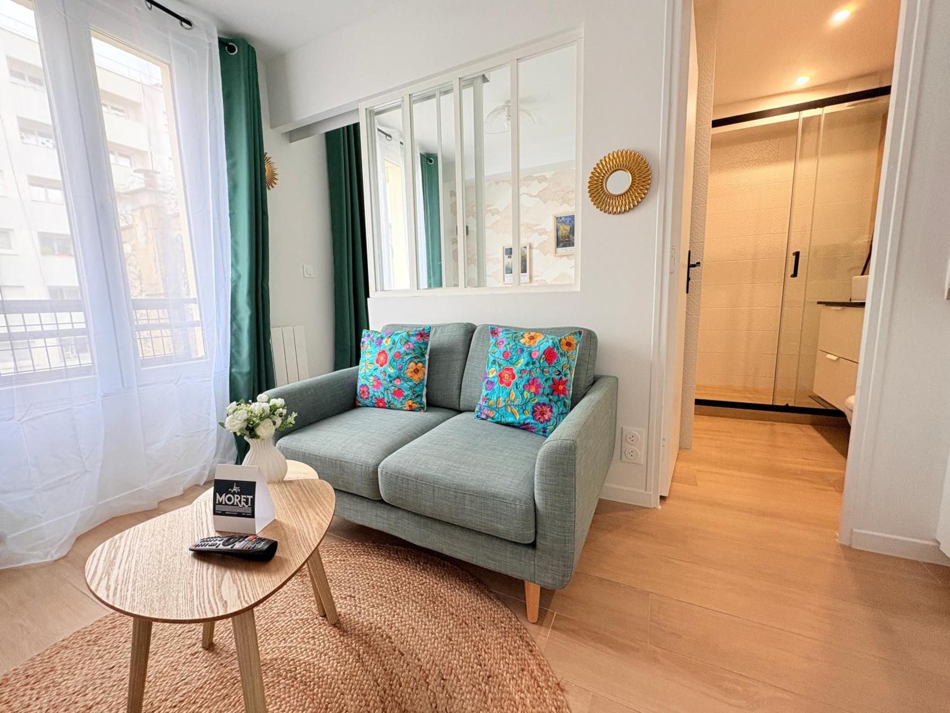 Deluxe One-Bedroom Apartment