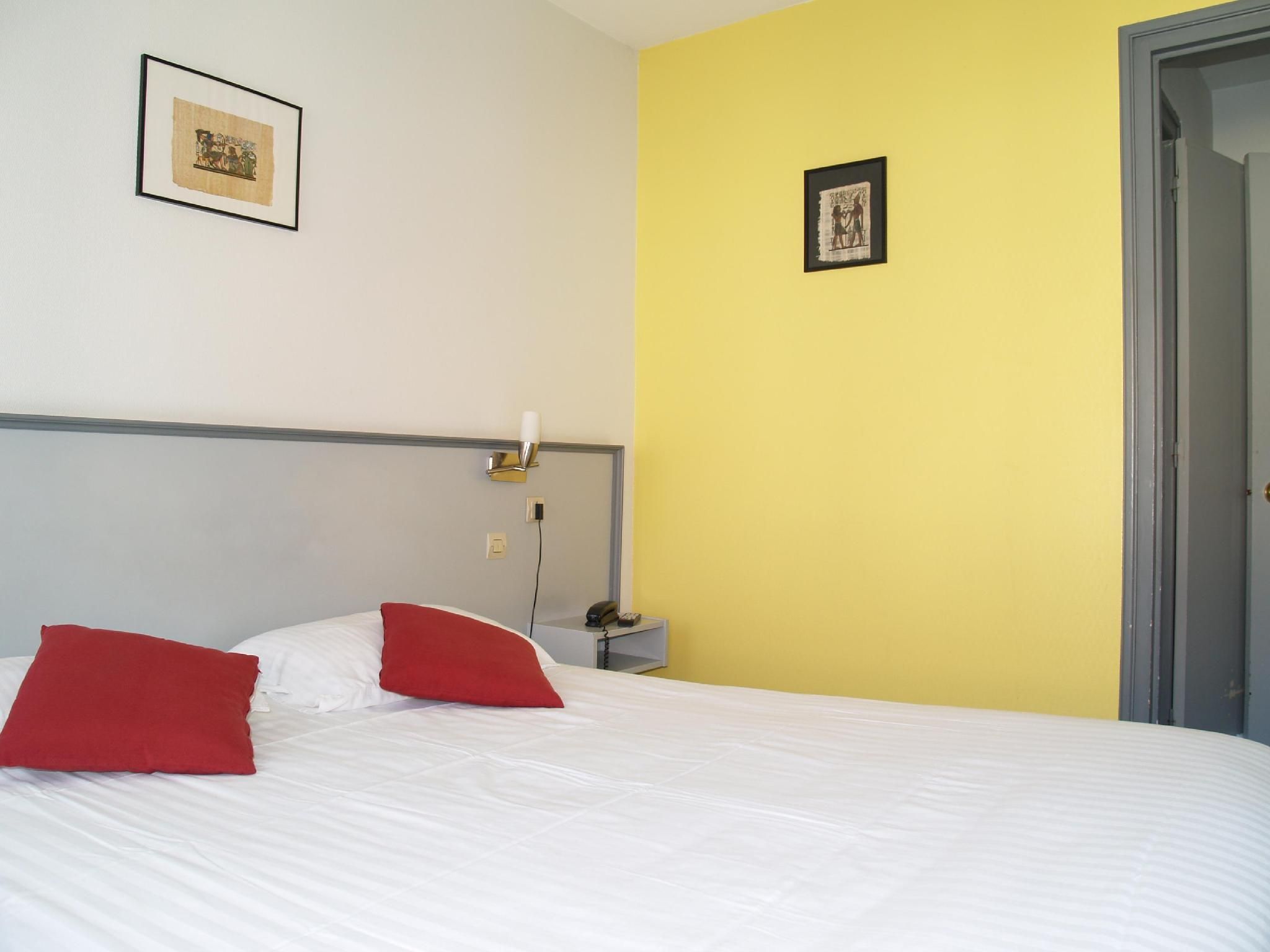 double room-standard-ensuite with shower-street view