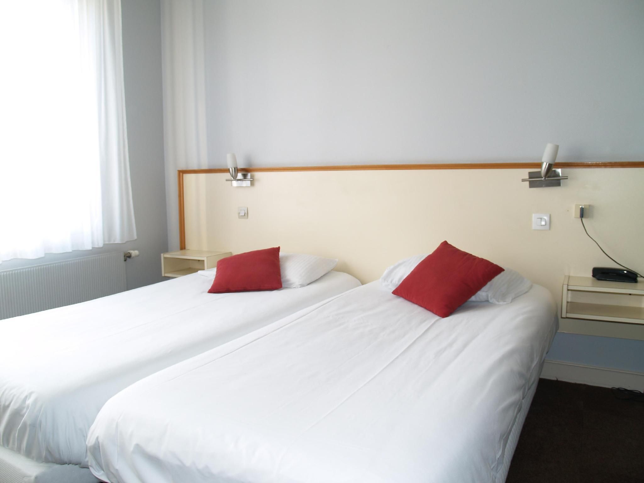 Twin room-Standard-Ensuite with Shower-Street View
