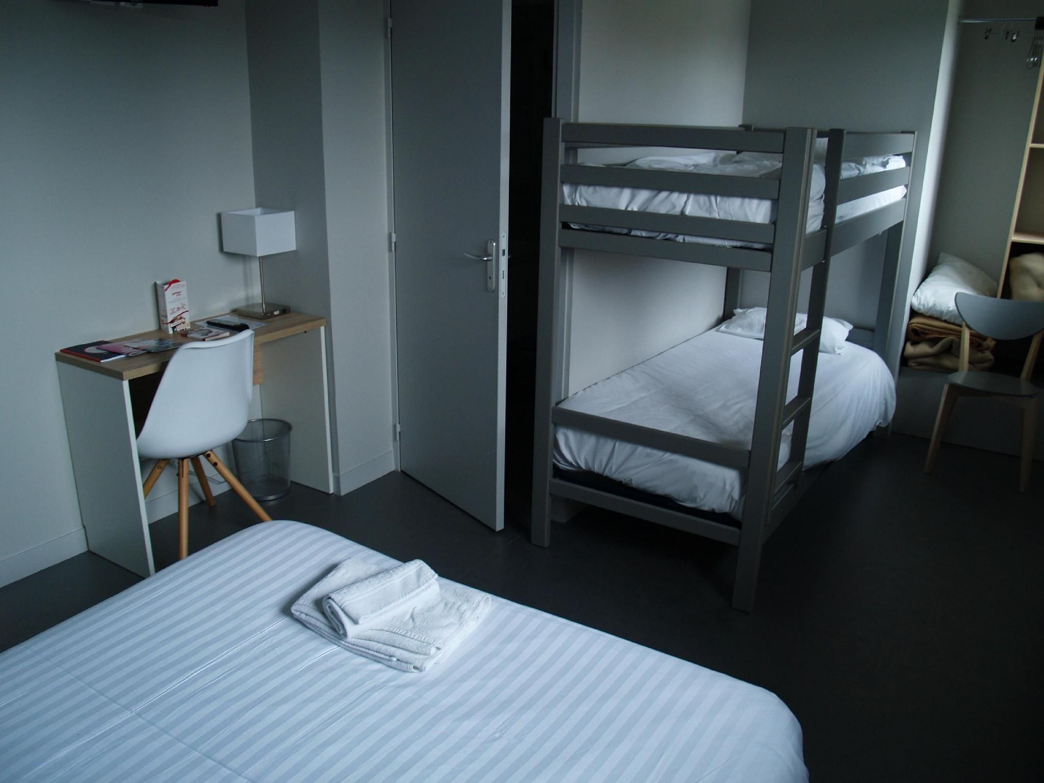 Quad room-Standard-Ensuite with Shower-Street View