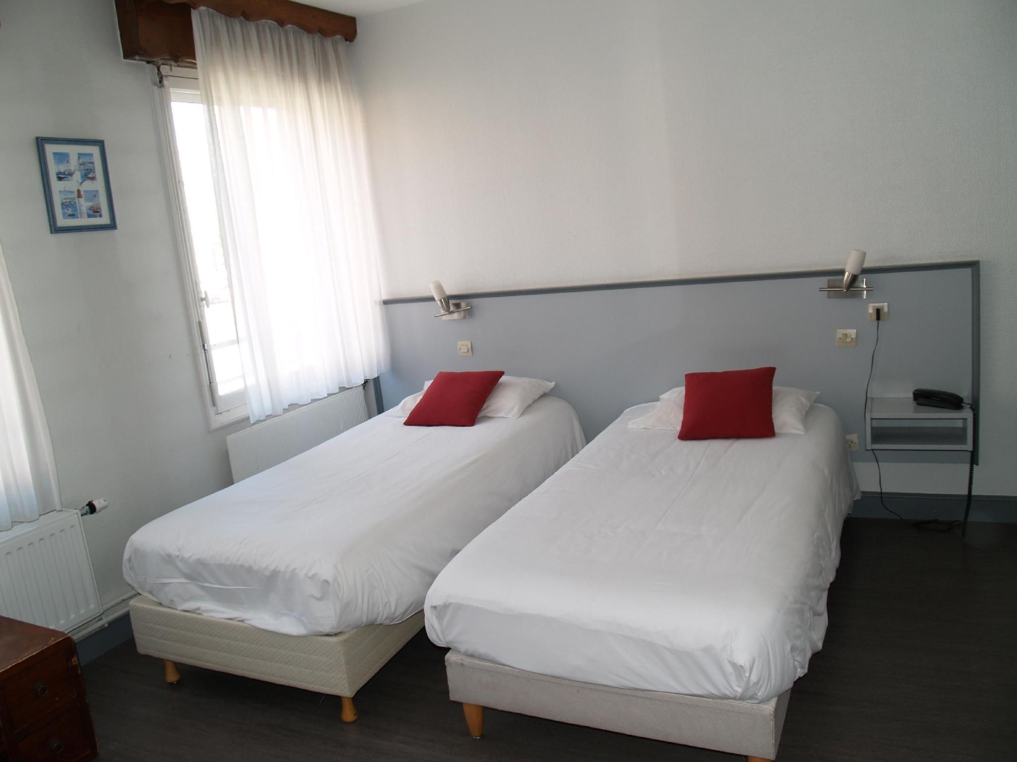 Twin room-Standard-Ensuite with Shower-Street View