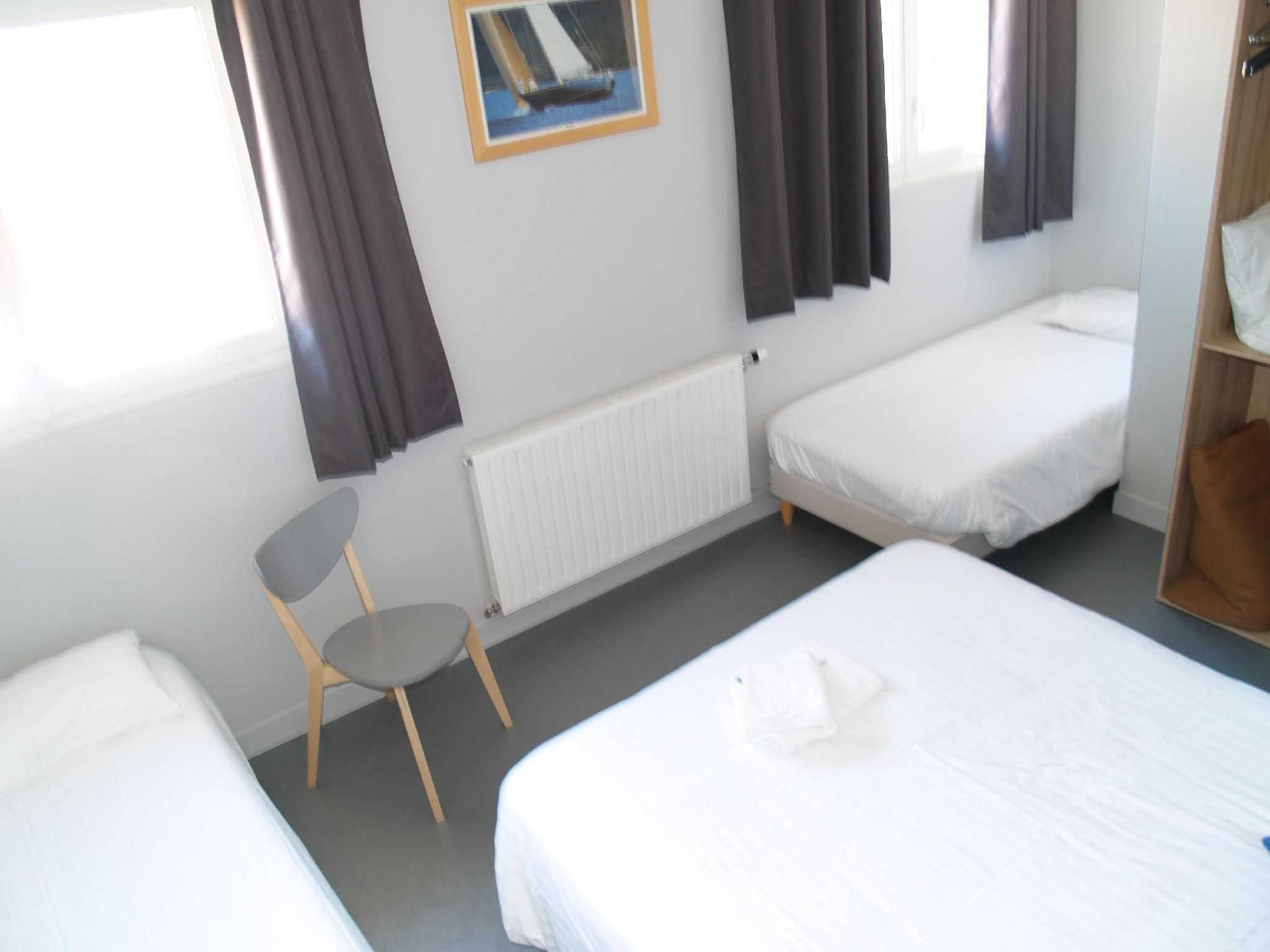 Quad room-Standard-Ensuite with Shower-Street View
