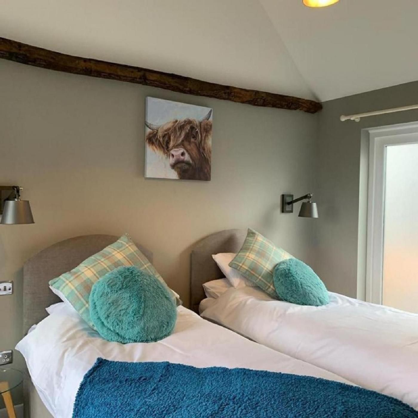 The British Queen Standard Twin Room